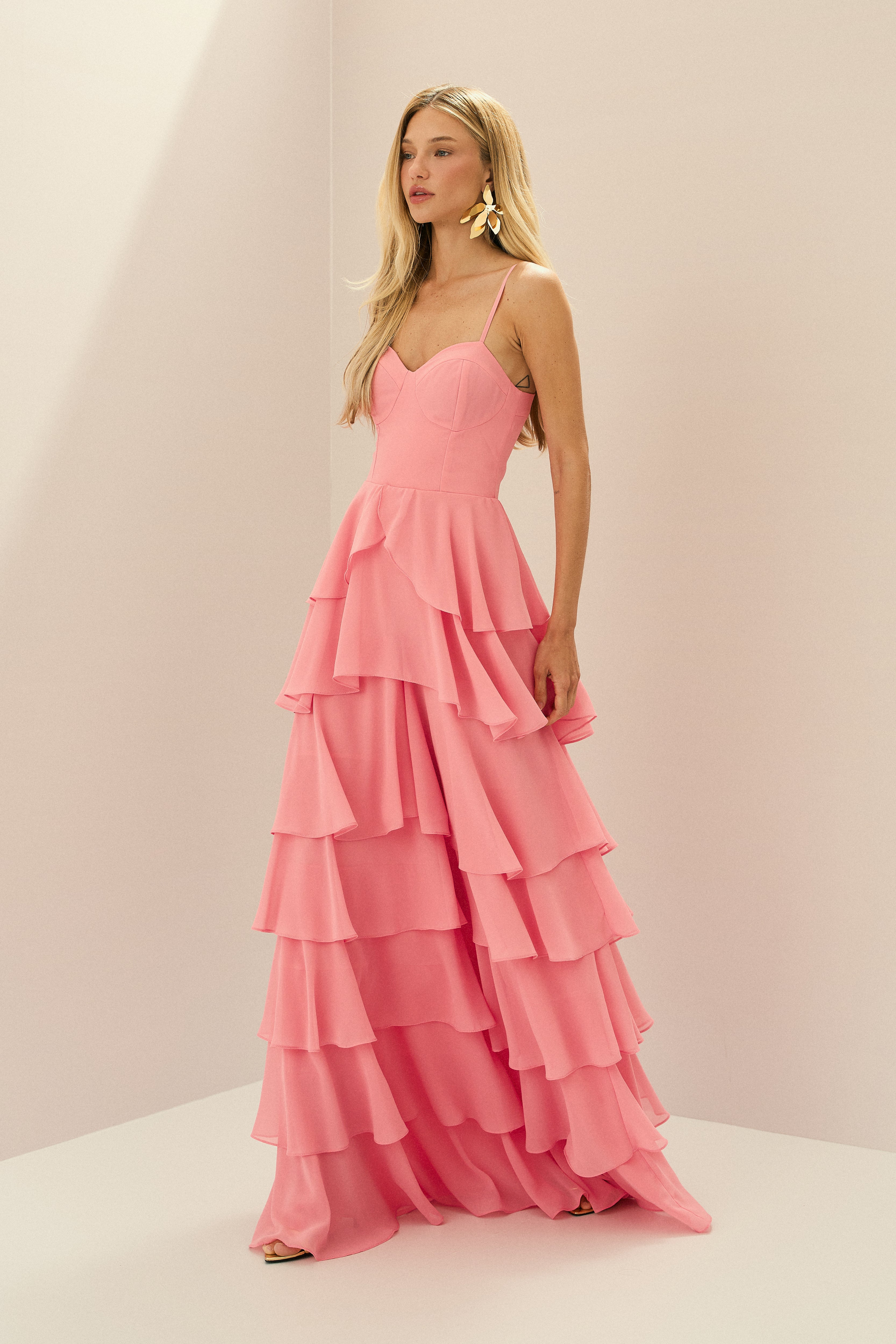vestido_longo_com_decote_coracao_alcas_finas_e_saia_em_babados_indonesia_rosa_claro4.jpg