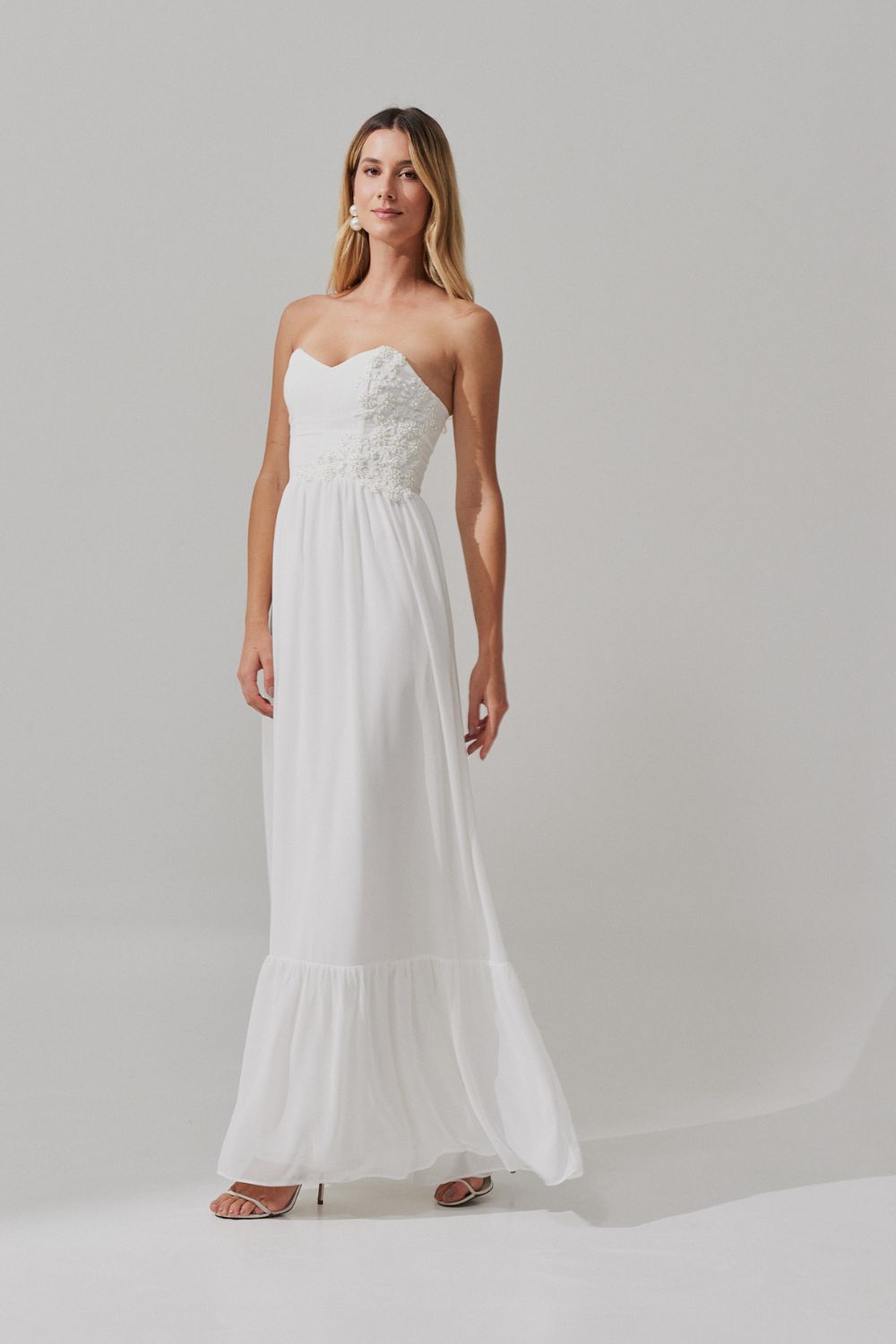 Vestido Longo com Busto Coração, Aplicação em Renda e Bordados de Pérolas -  Monte Sião Off White