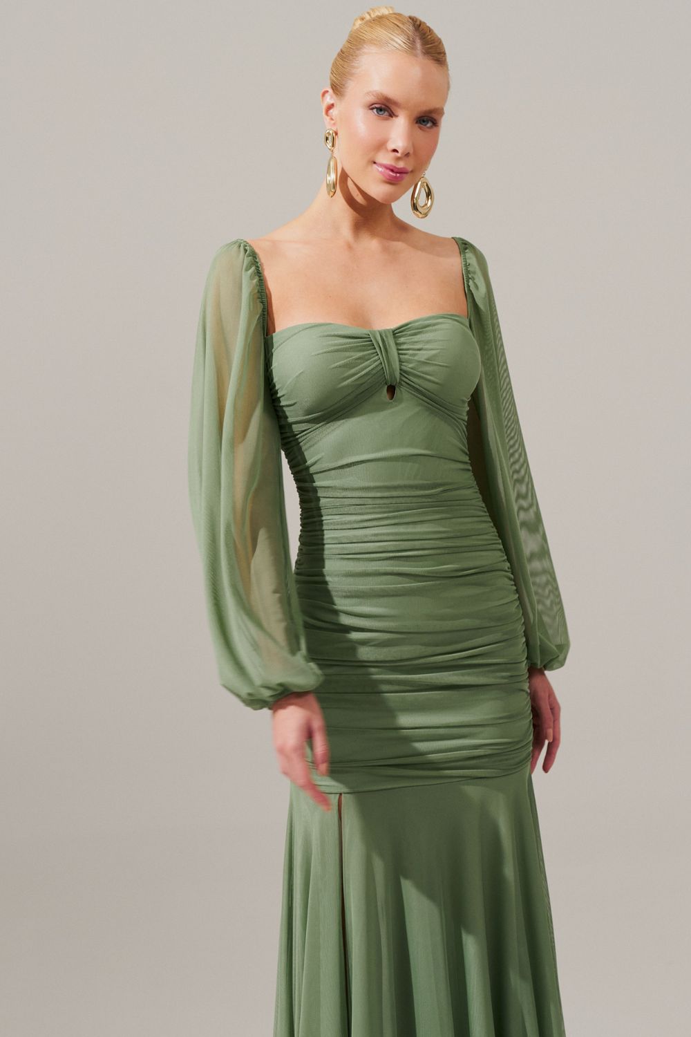 Vestido Longo com Decote Coração, Manga Longa e Fenda Lateral - Zuri Oliva Claro