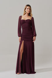 Vestido Longo com Decote Coração, Manga Longa e Fenda Lateral - Zuri Marsala Escuro