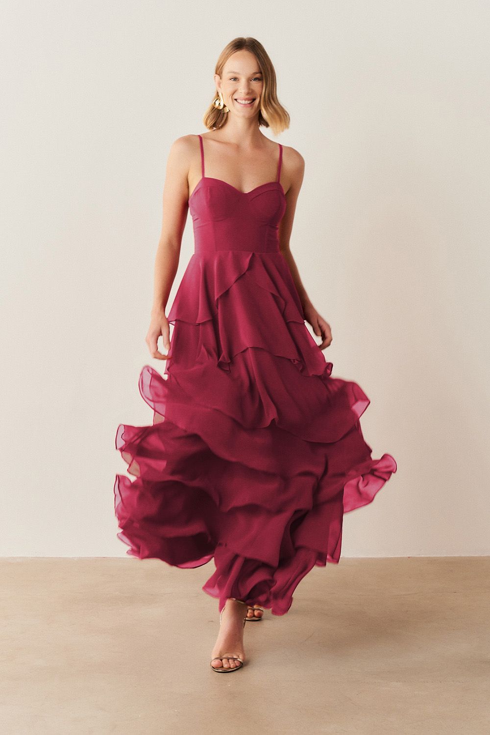 Vestido Longo com Decote coração, Alças Finas e Saia em Babados - Indonésia Marsala