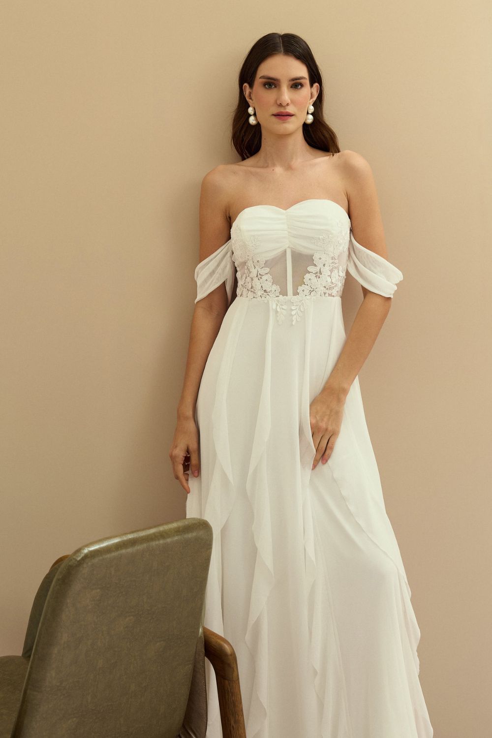 Vestido Longo com Decote Coração Drapeado e Detalhes em Renda - Veneza Off White