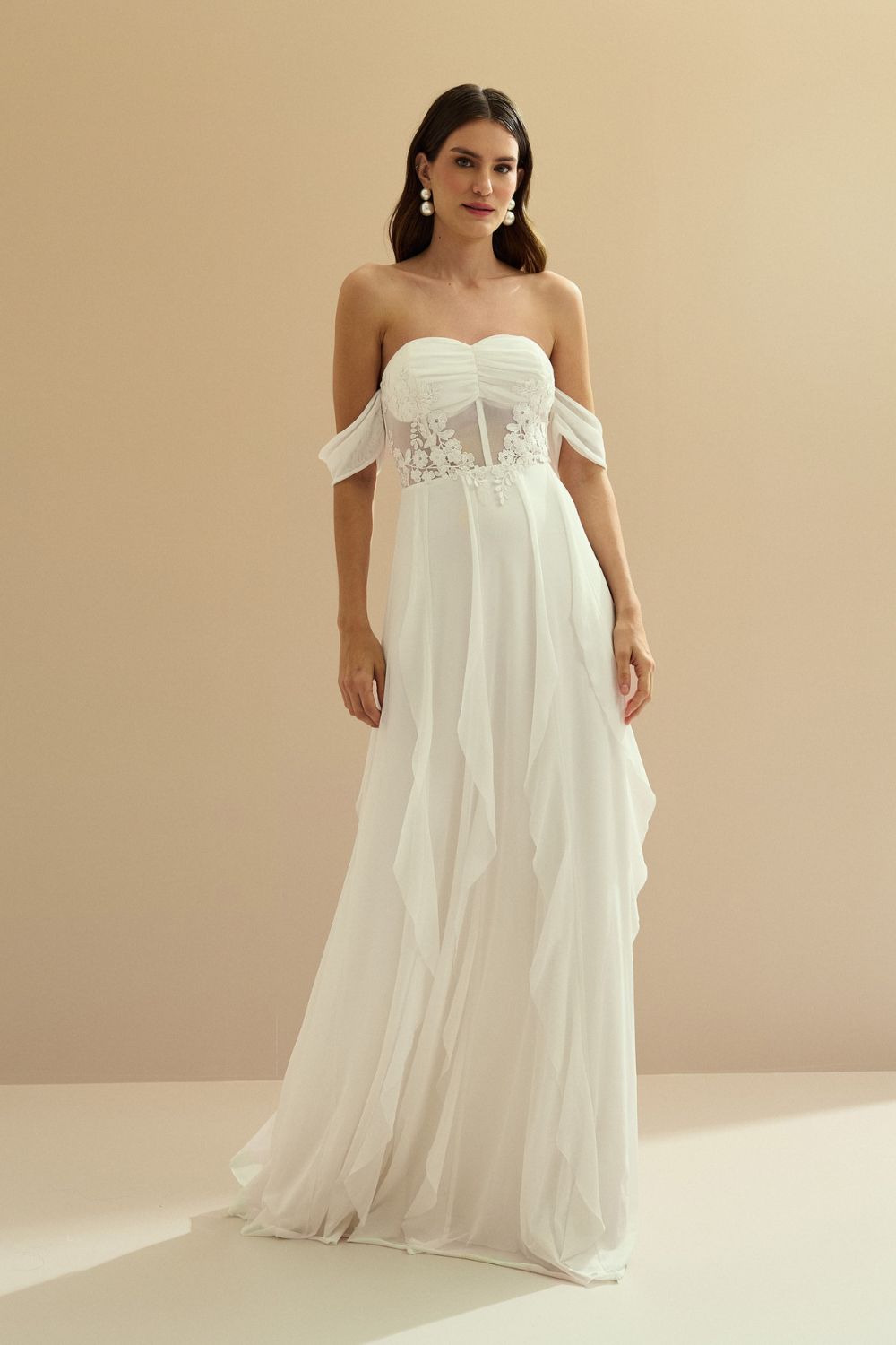 Vestido Longo com Decote Coração Drapeado e Detalhes em Renda - Veneza Off White