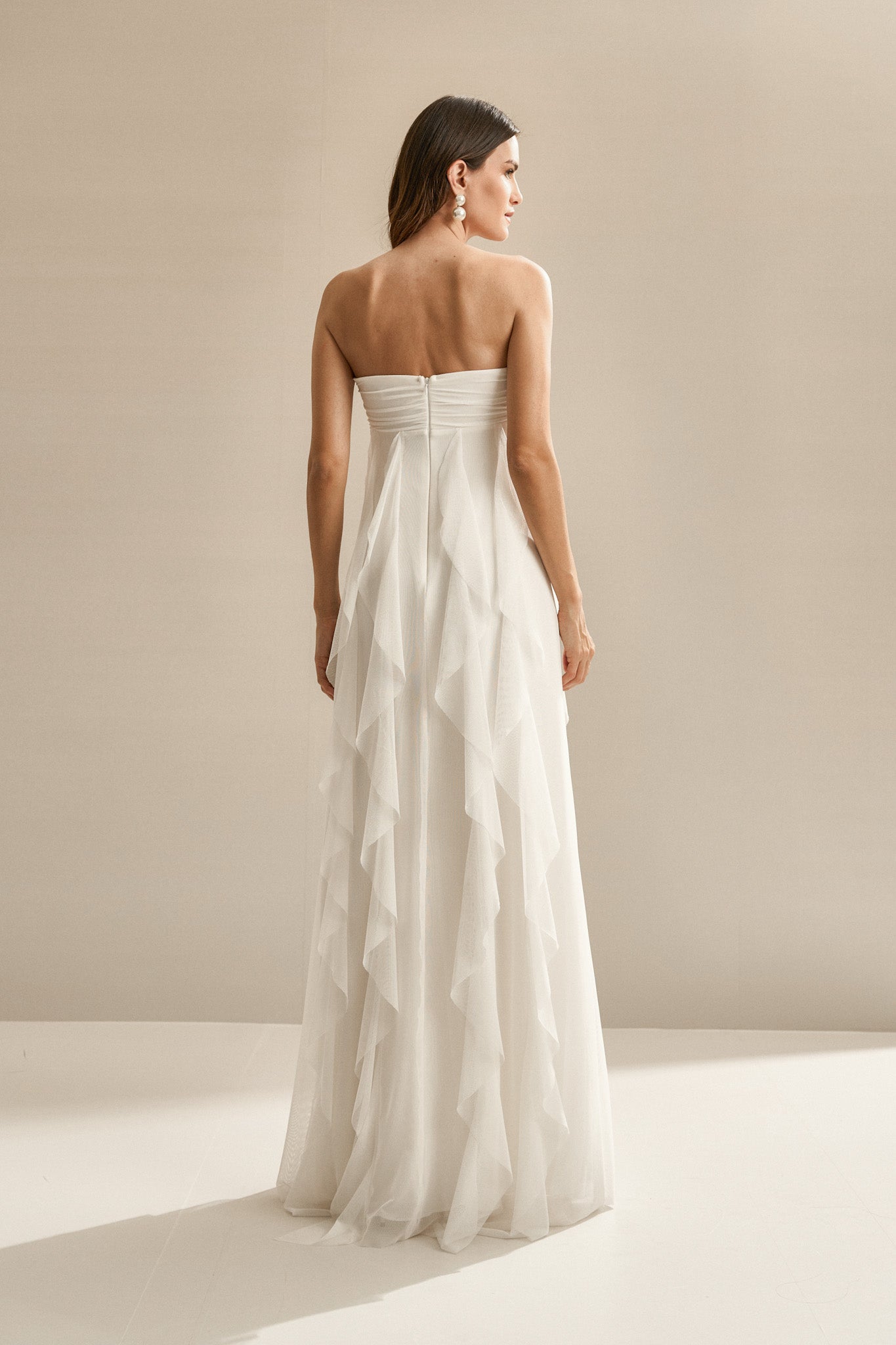 Vestido Longo com Decote Coração Franzido e Babados em Vertical na Saia - Ava Off White