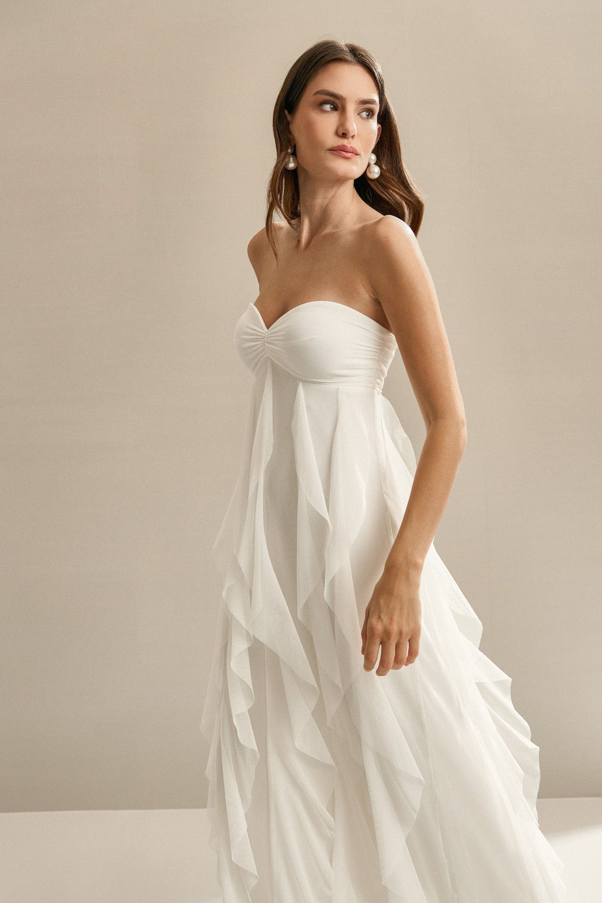 vestido_longo_com_decote_corao_franzido_e_babados_ava_off_white2.jpg