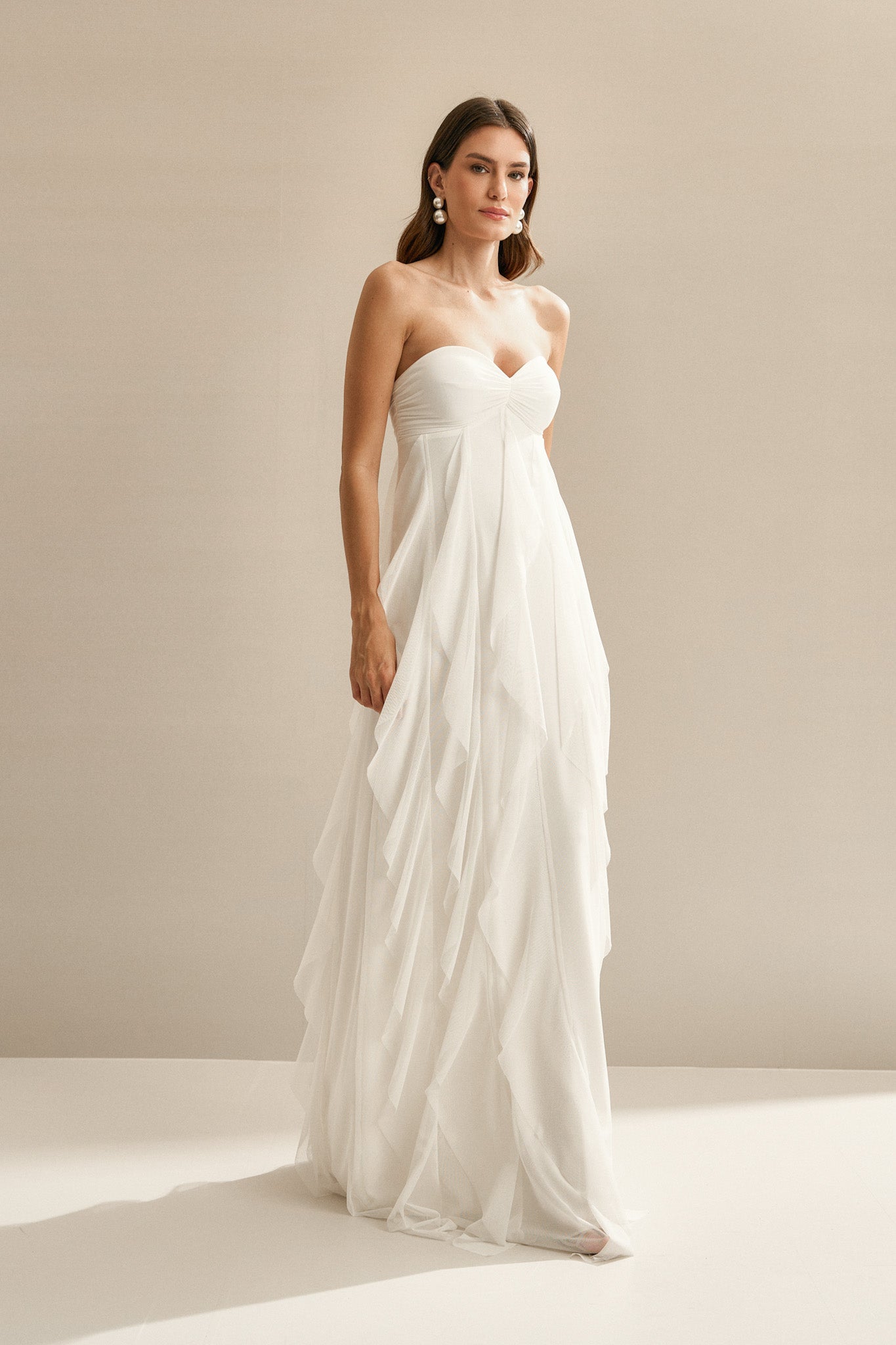 Vestido Longo com Decote Coração Franzido e Babados em Vertical na Saia - Ava Off White