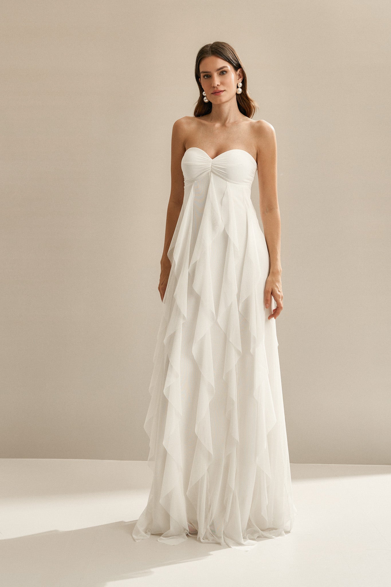 Vestido Longo com Decote Coração Franzido e Babados em Vertical na Saia - Ava Off White