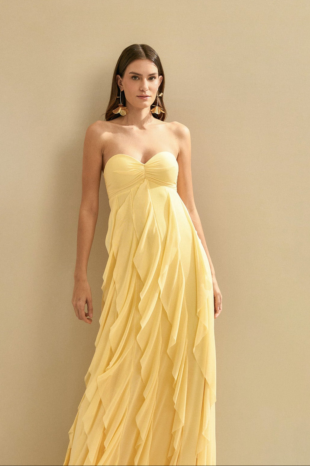 vestido_longo_com_decote_corao_franzido_e_babados_ava_off_white6.jpg