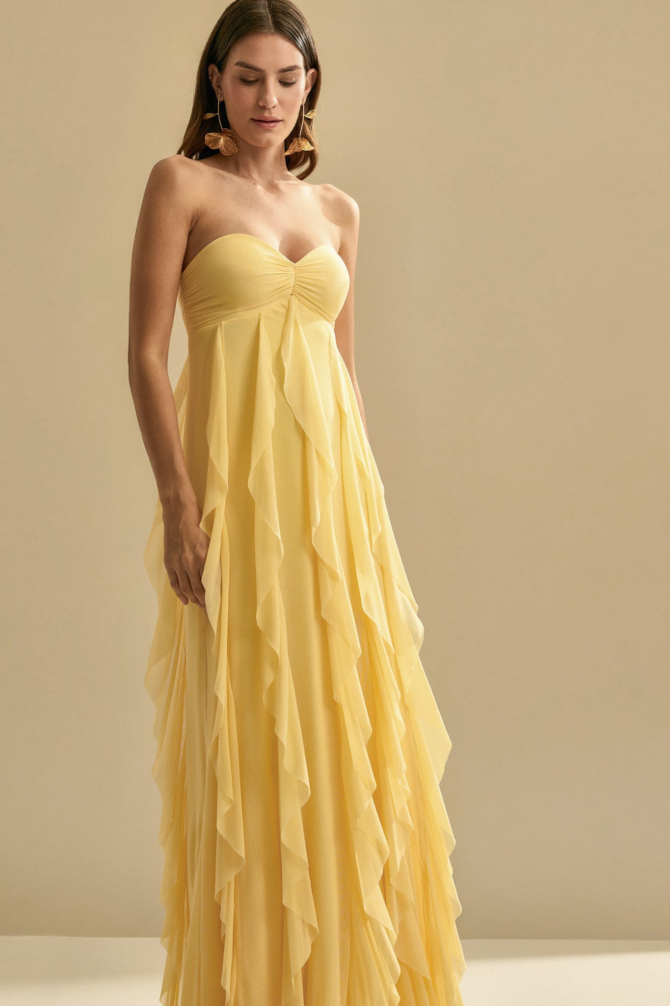 Vestido Longo com Decote Coração Franzido e Babados em Vertical na Saia - Ava Amarelo Manteiga