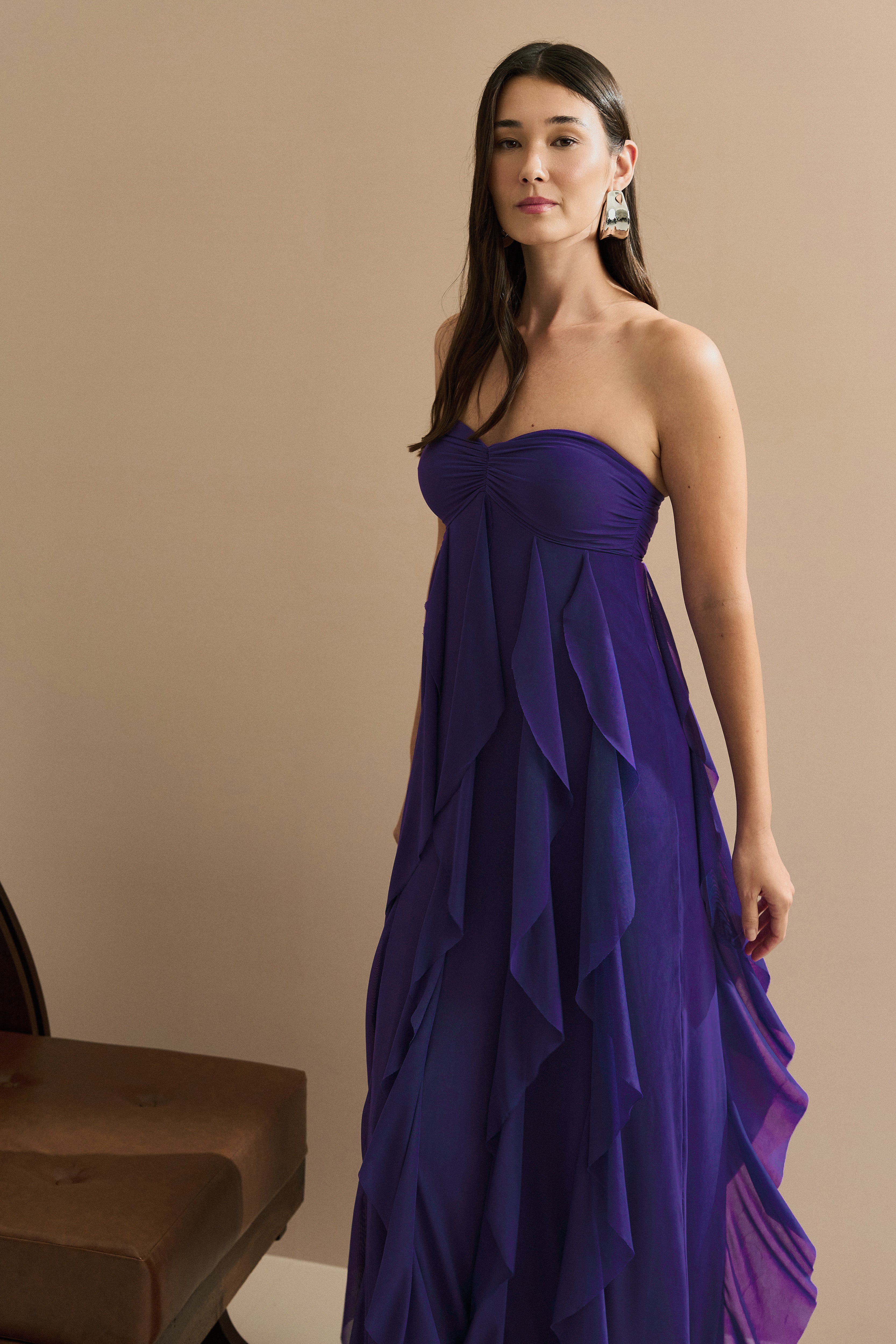 Vestido Longo com Decote Coração Franzido e Babados em Vertical na Saia - Ava Roxo Escuro