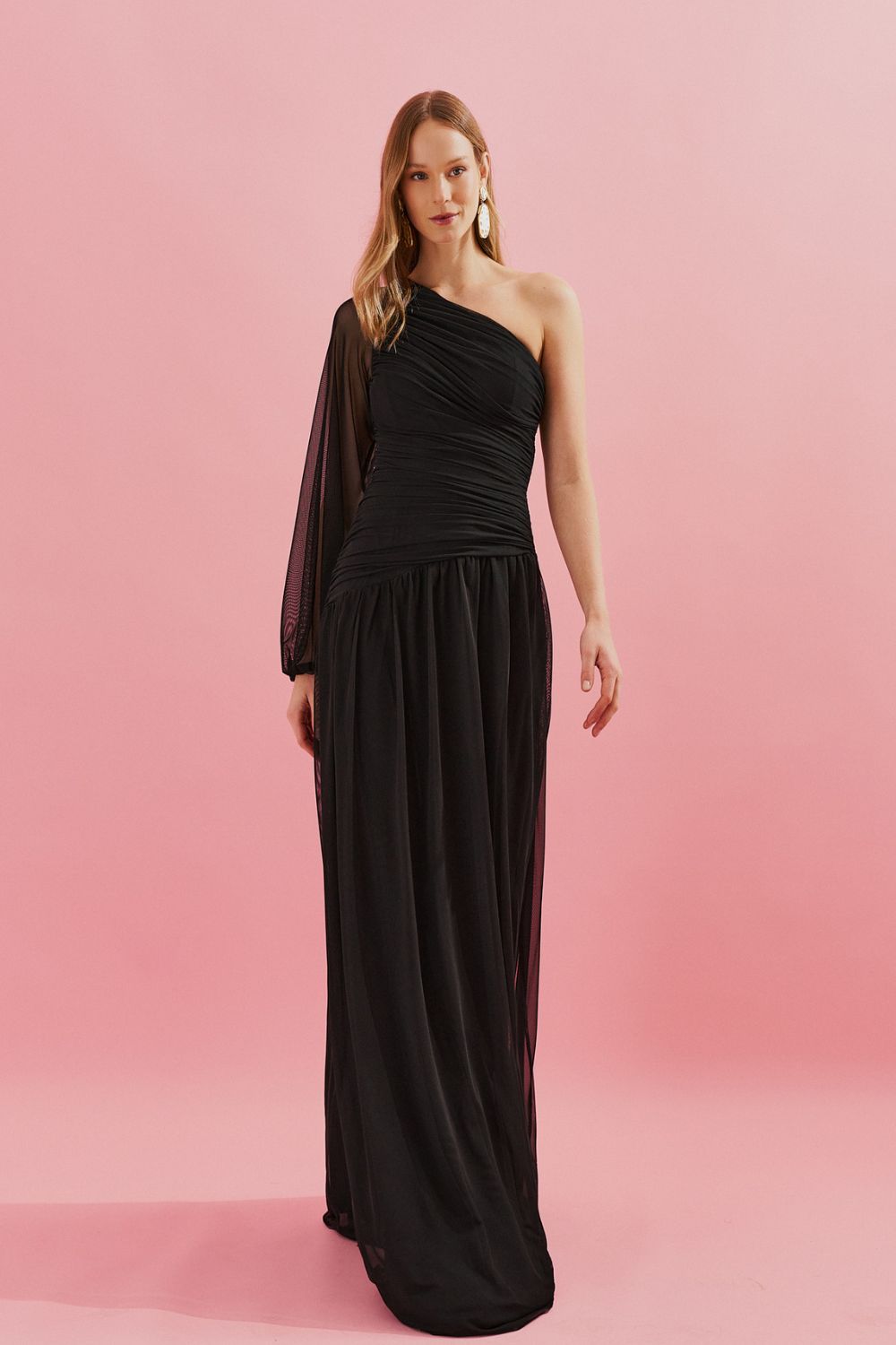 Vestido Longo com Decote de Ombro Único, Manga Longa e Franzidos - Adana Preto