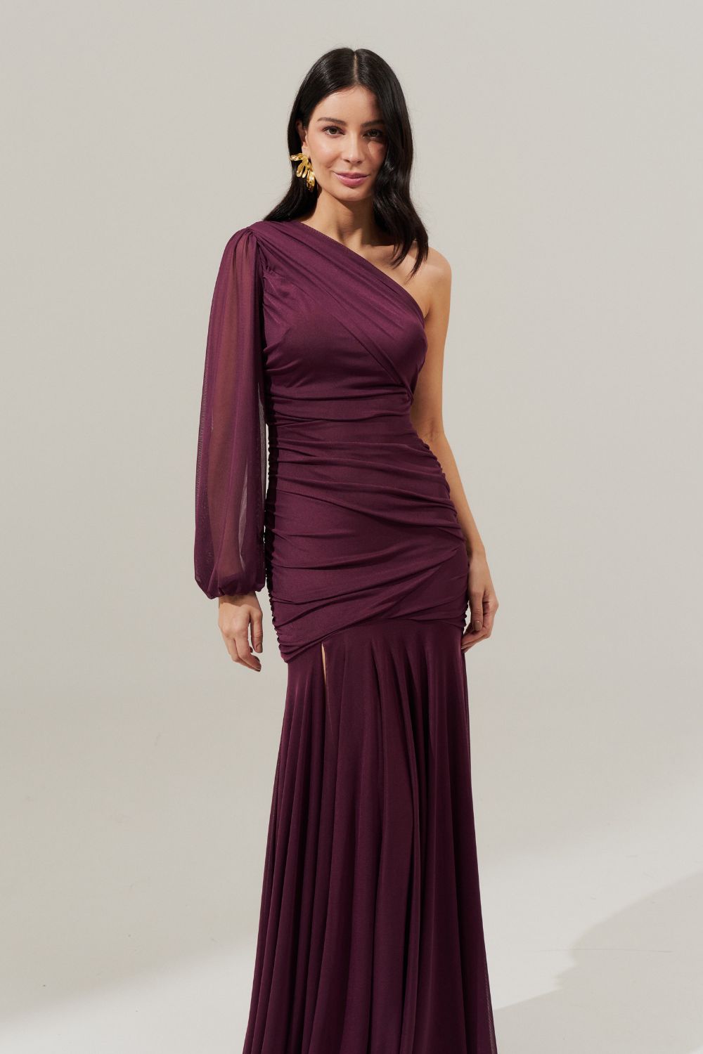 Vestido Longo com Decote de Ombro Único, Drapeados e Shape Sereia - Amsterdã Marsala Escuro
