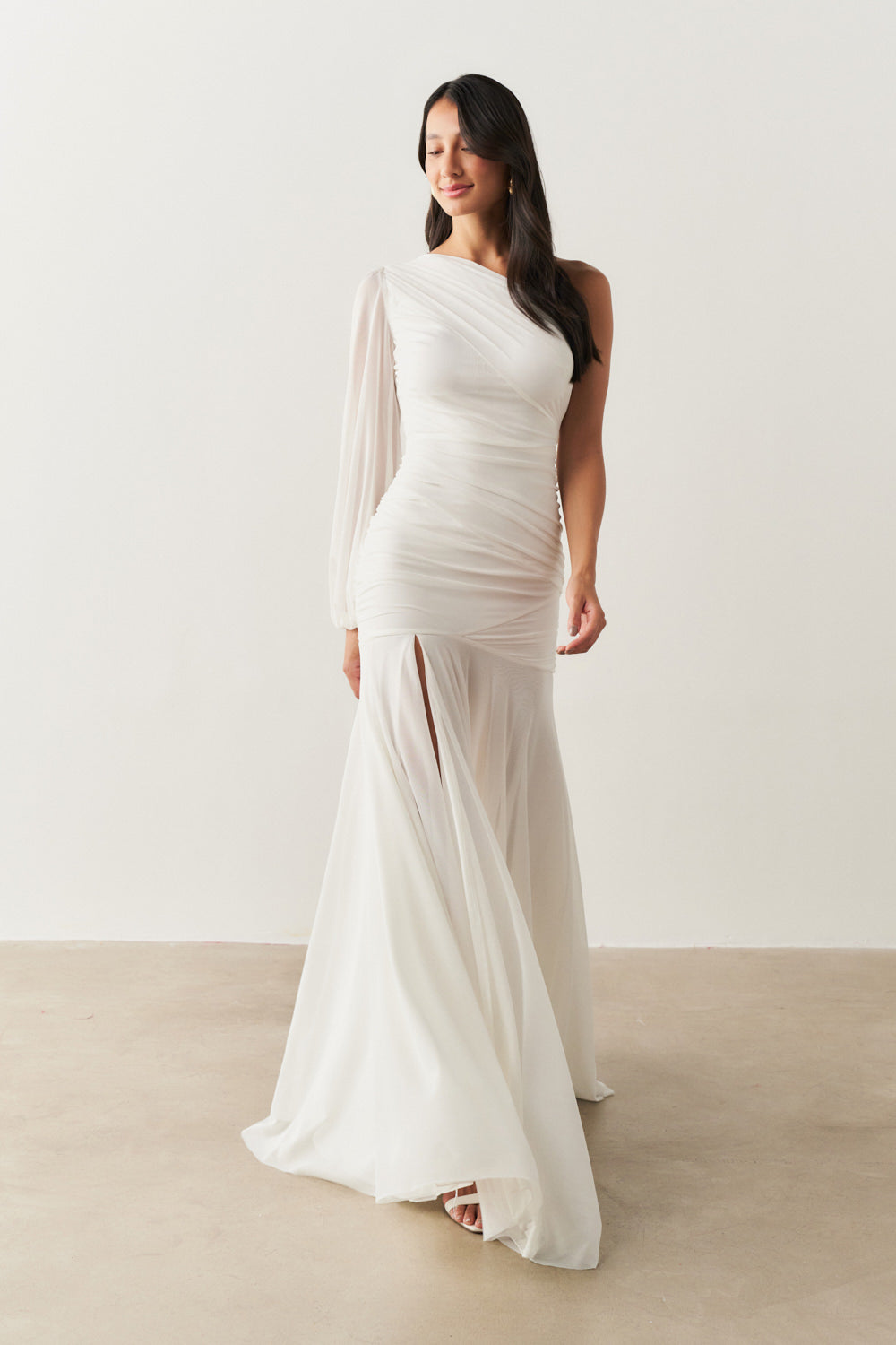 Vestido Longo com Decote de Ombro Único, Drapeados e Shape Sereia - Amsterdã  Off White