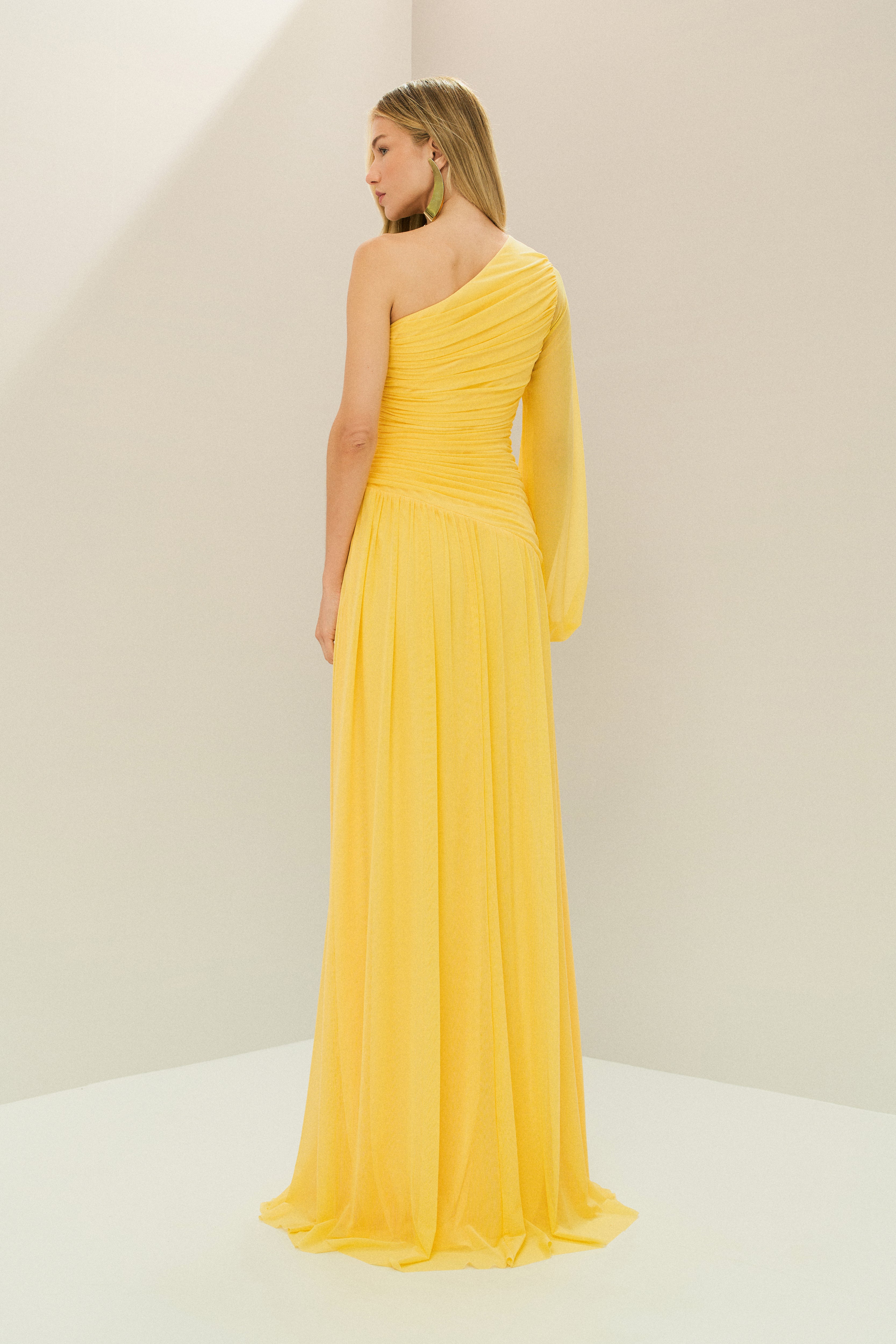 Vestido Longo com Decote de Ombro Único, Manga Longa e Franzidos - Adana Amarelo Manga