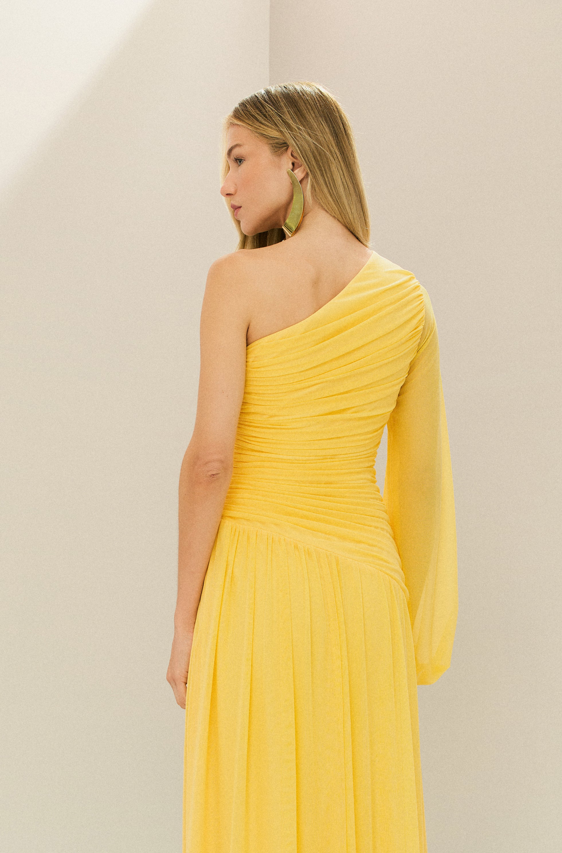 Vestido Longo com Decote de Ombro Único, Manga Longa e Franzidos - Adana Amarelo Manga