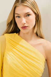 Vestido Longo com Decote de Ombro Único, Manga Longa e Franzidos - Adana Amarelo Manga