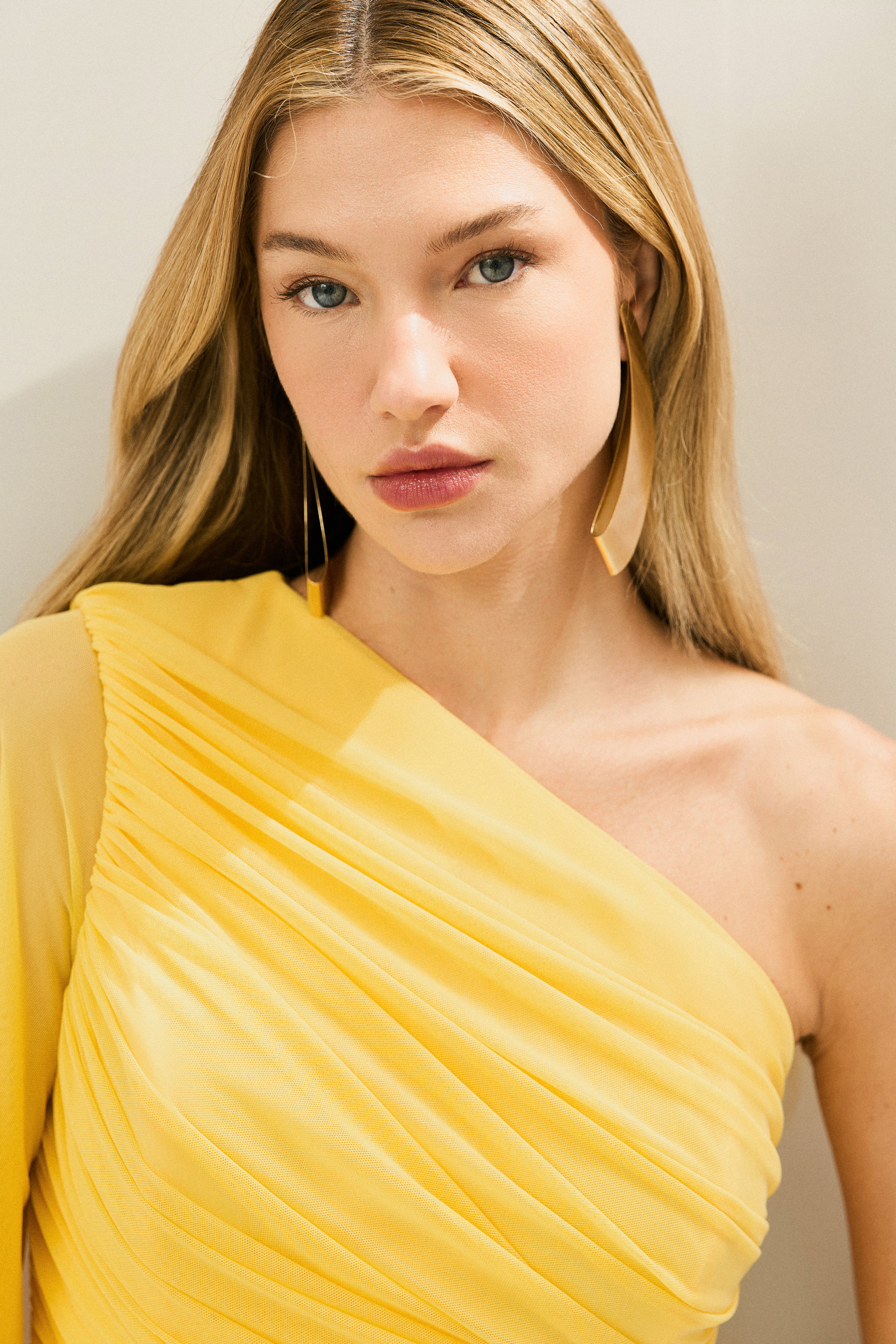 Vestido Longo com Decote de Ombro Único, Manga Longa e Franzidos - Adana Amarelo Manga
