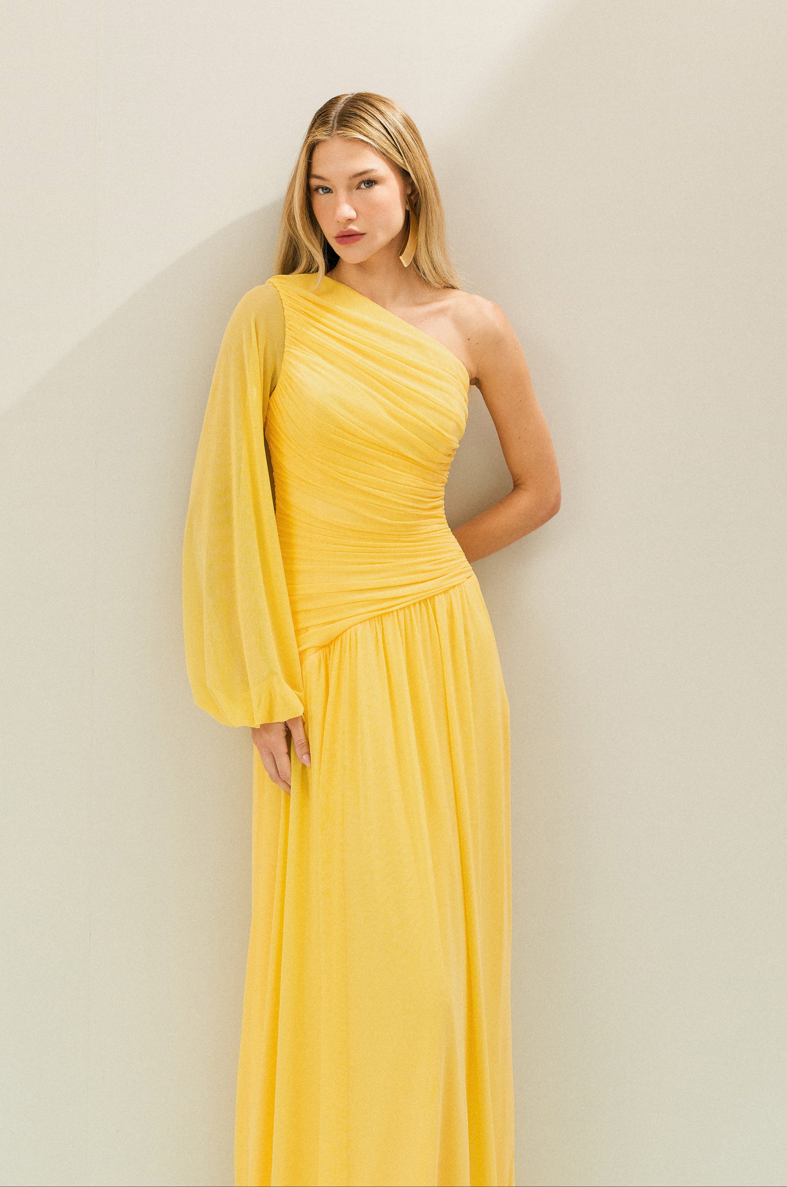 Vestido Longo com Decote de Ombro Único, Manga Longa e Franzidos - Adana Amarelo Manga