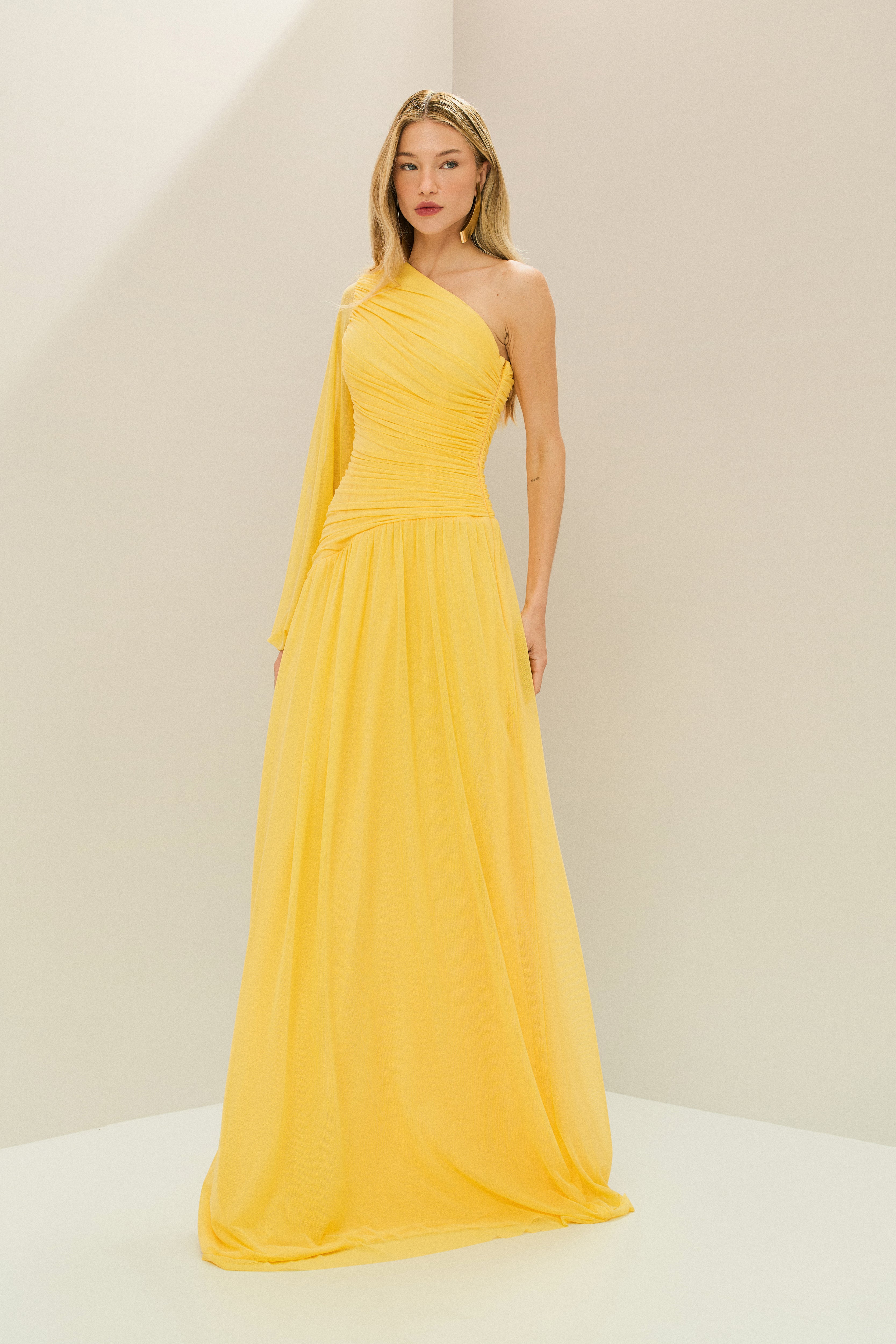 Vestido Longo com Decote de Ombro Único, Manga Longa e Franzidos - Adana Amarelo Manga