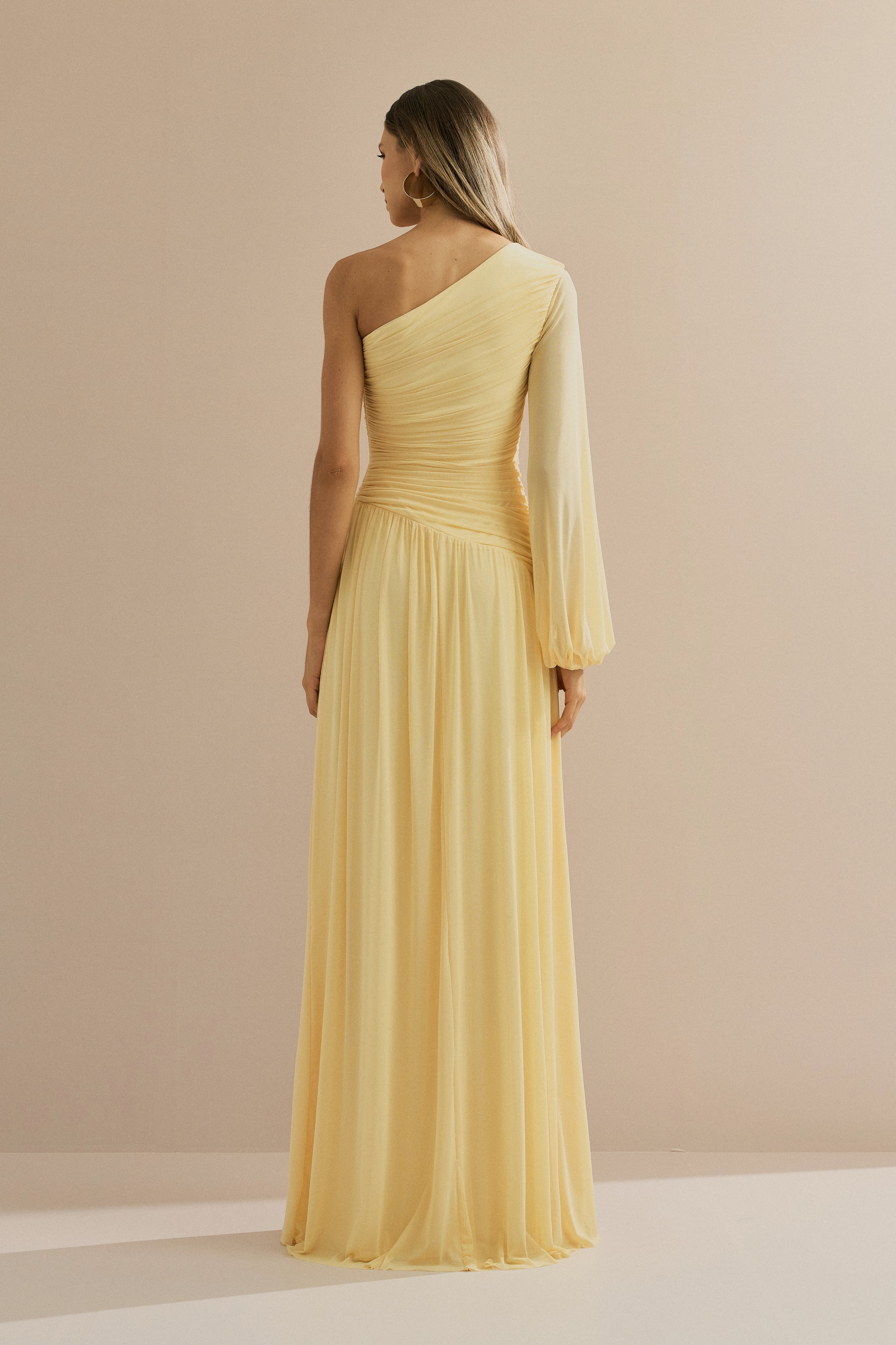 Vestido Longo com Decote de Ombro Único, Manga Longa e Franzidos - Adana Amarelo Manteiga