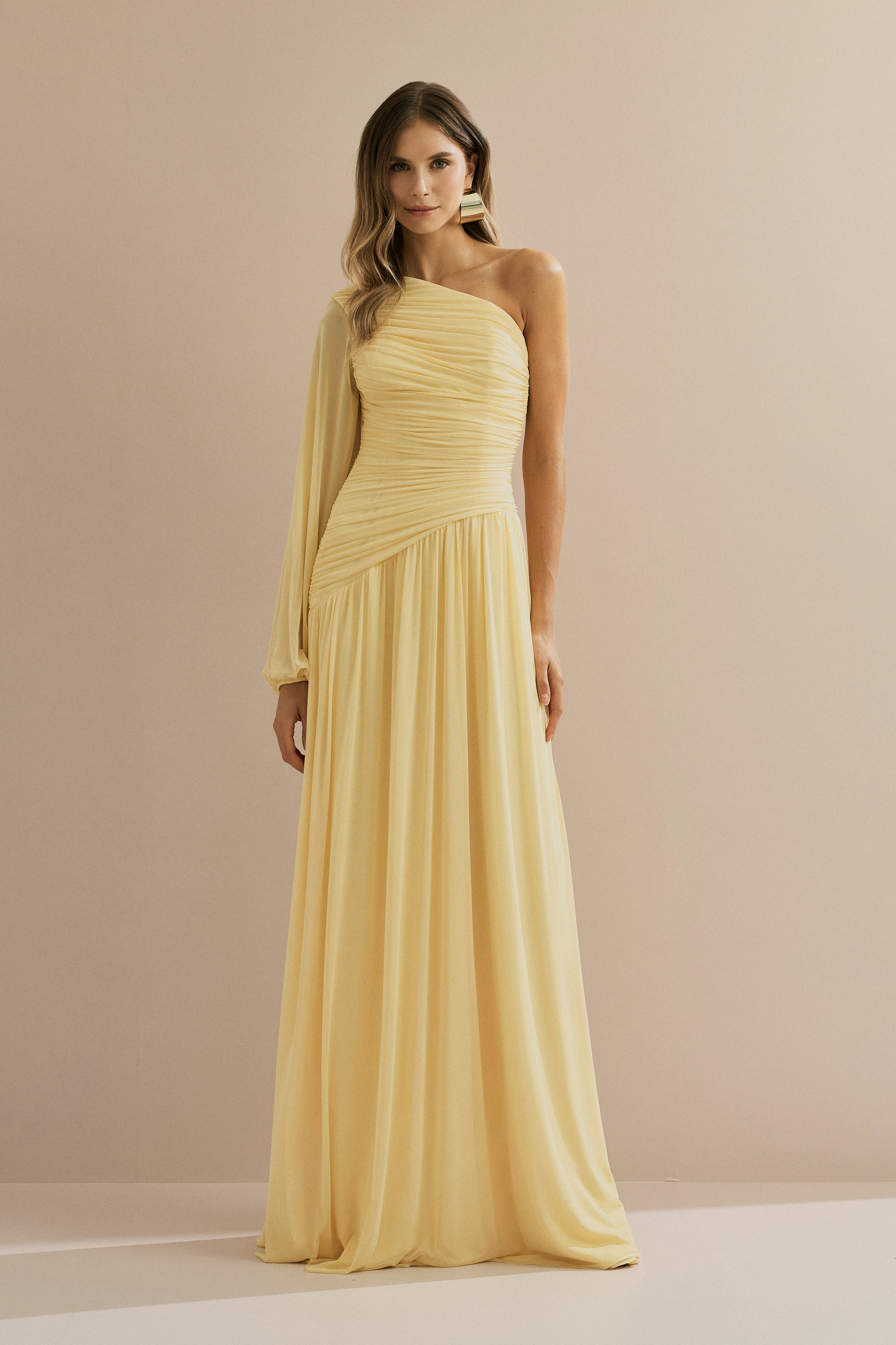 Vestido Longo com Decote de Ombro Único, Manga Longa e Franzidos - Adana Amarelo Manteiga