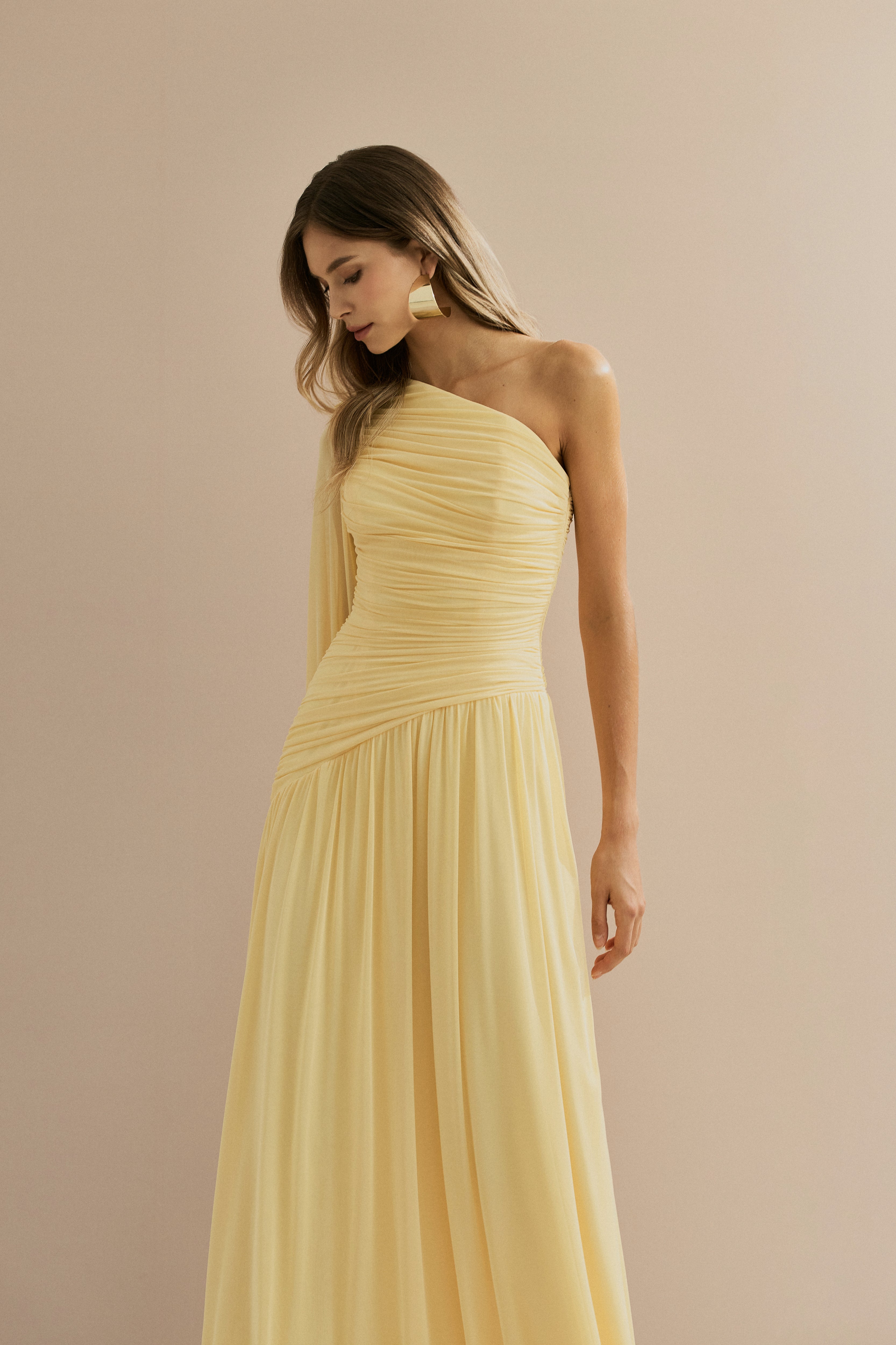 Vestido Longo com Decote de Ombro Único, Manga Longa e Franzidos - Adana Amarelo Manteiga
