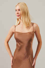 Vestido Longo com Decote Degage e Amarração cruzada nas costas - Gaia Mocha | Marrom