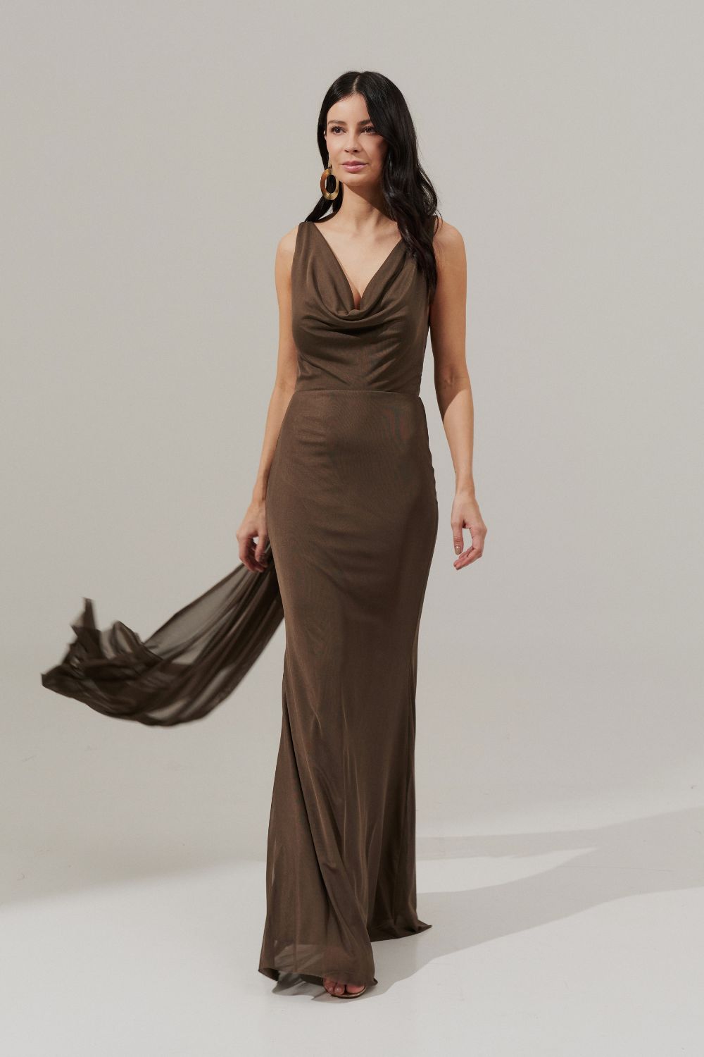 Vestido Longo com Decote Degage e Amarração na Cintura - Acapulco Marrom