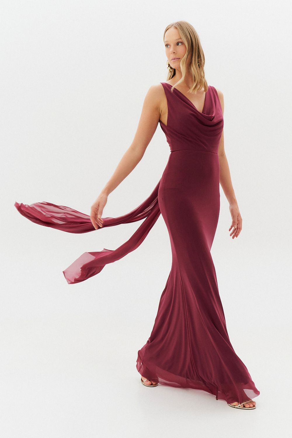 Vestido Longo com Decote Degage e Amarração na Cintura - Acapulco Marsala