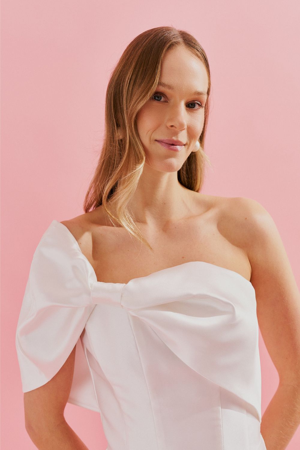 Vestido Longo com Decote Ombro Único e Laço - Lima Off White