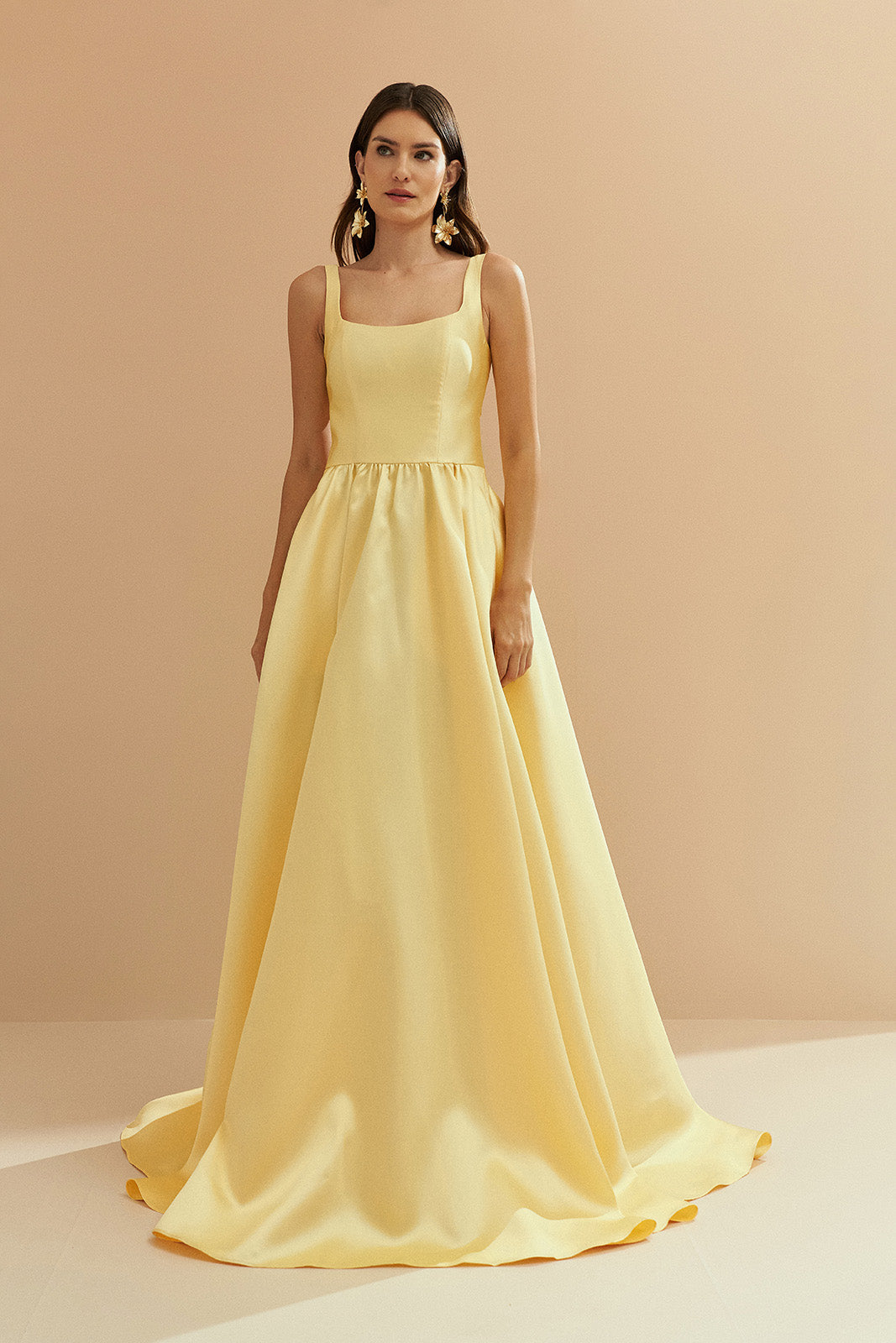 Vestido Longo com Decote Quadrado, Abertura nas Costas e Saia Franzida - Austria Amarelo