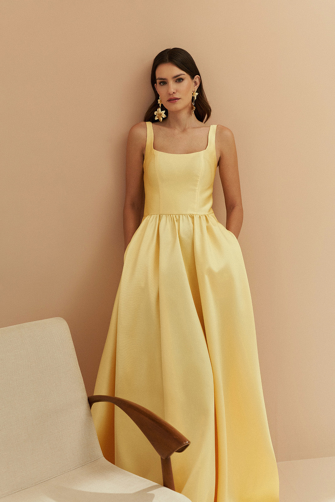 Vestido Longo com Decote Quadrado, Abertura nas Costas e Saia Franzida - Austria Amarelo