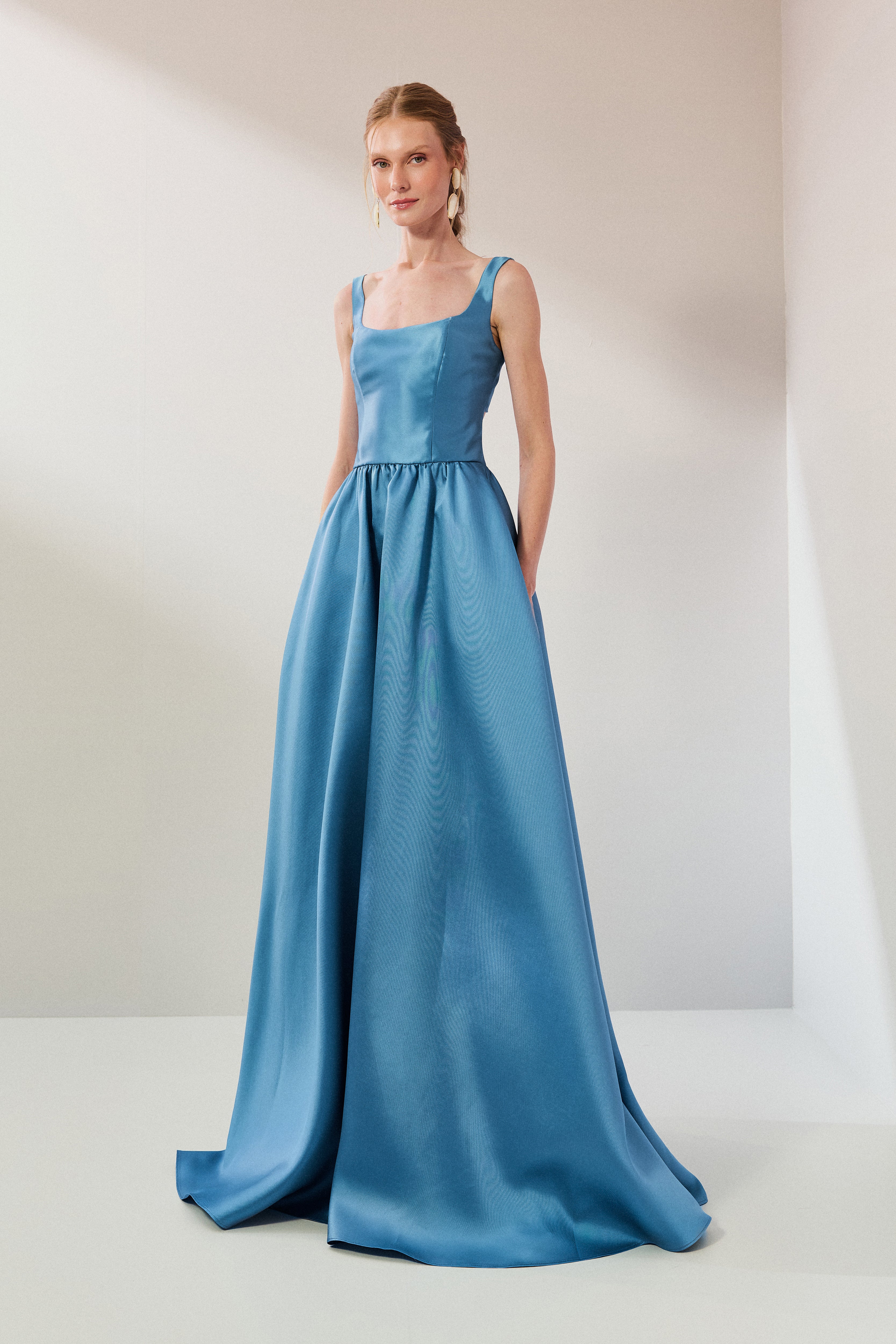 vestido_longo_com_decote_quadrado_abertura_nas_costas_e_saia_franzida_austria_azul_claro2.jpg