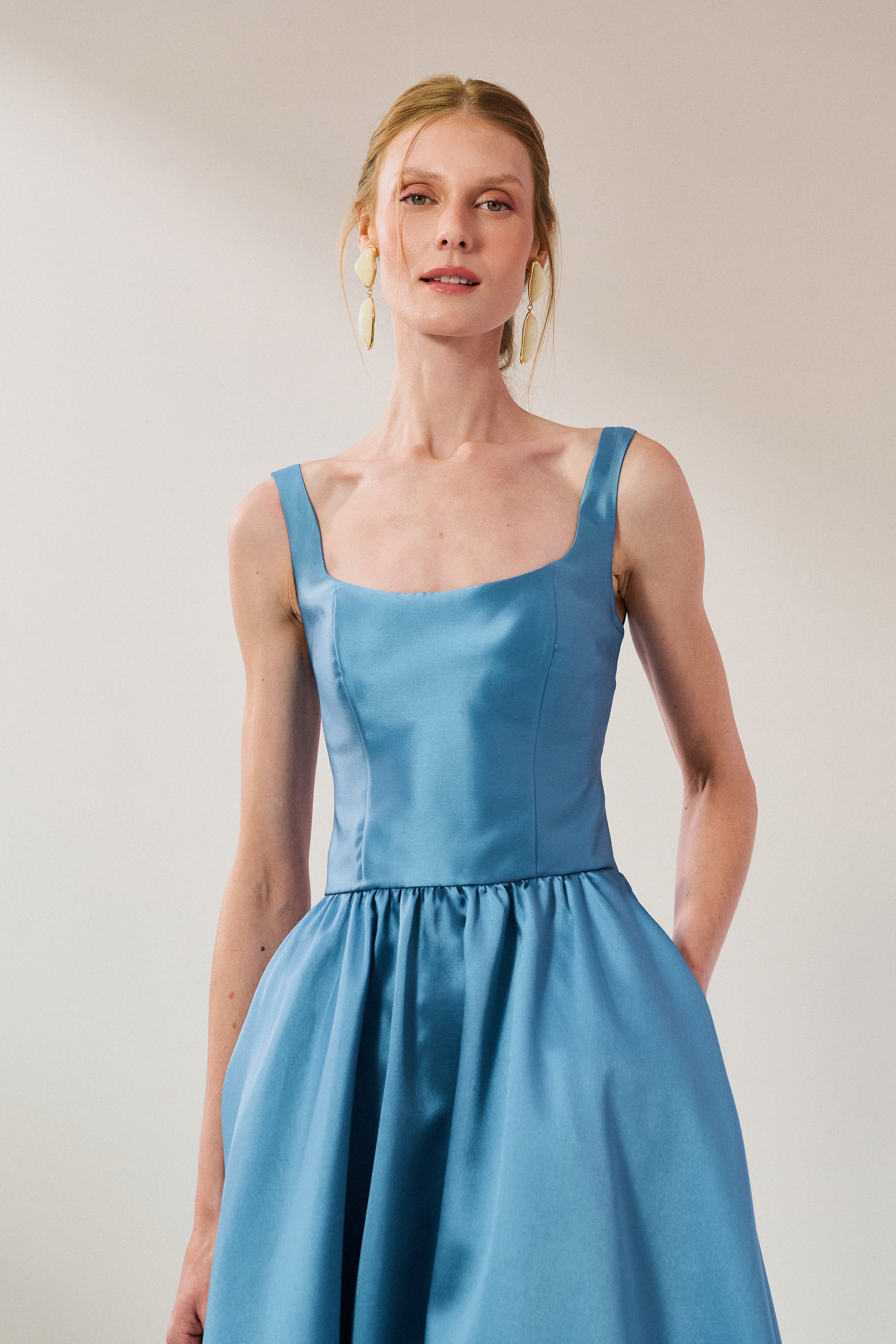 vestido_longo_com_decote_quadrado_abertura_nas_costas_e_saia_franzida_austria_azul_claro4.jpg