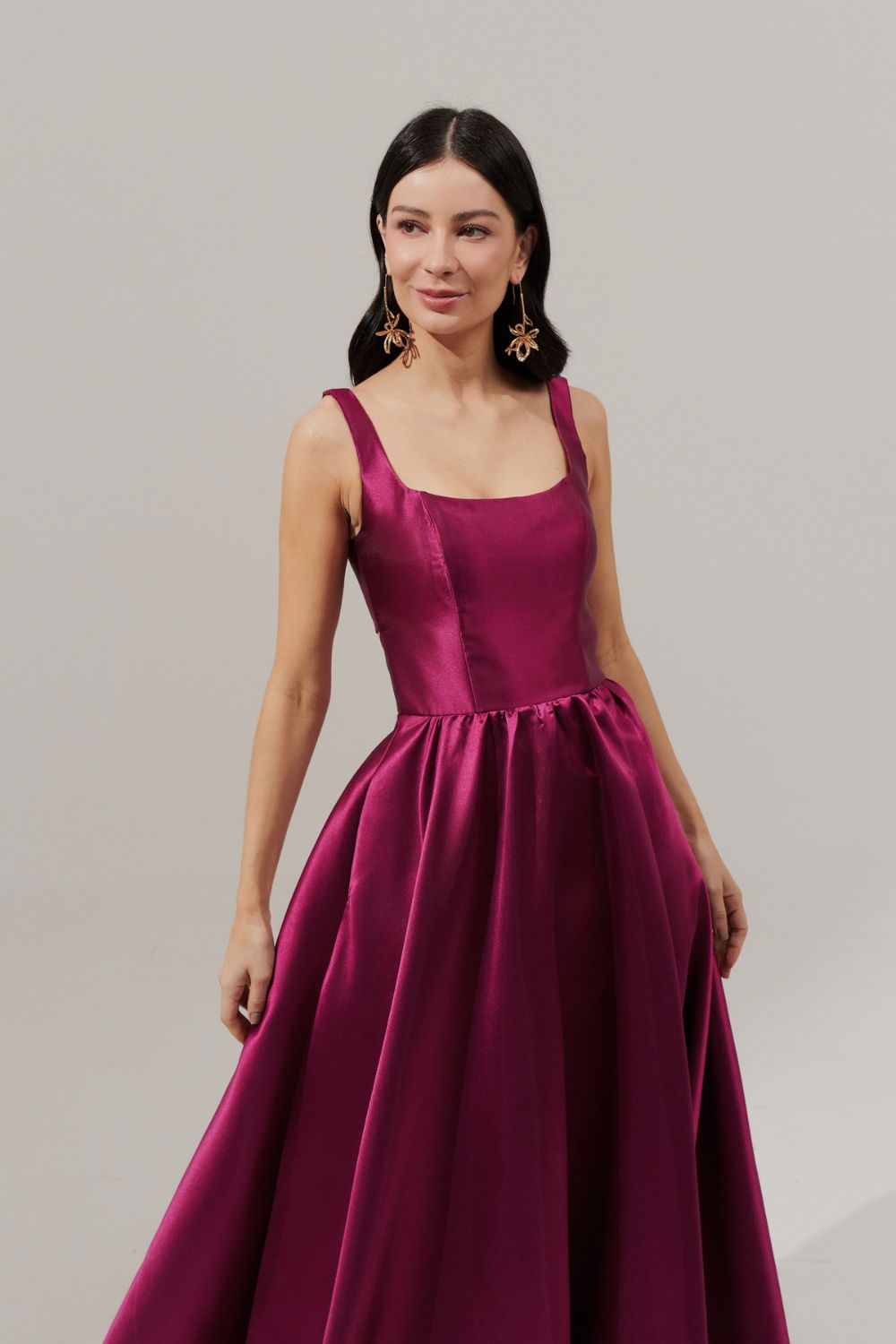 Vestido Longo com Decote Quadrado, Abertura nas Costas e Saia Franzida - Austria Fúcsia