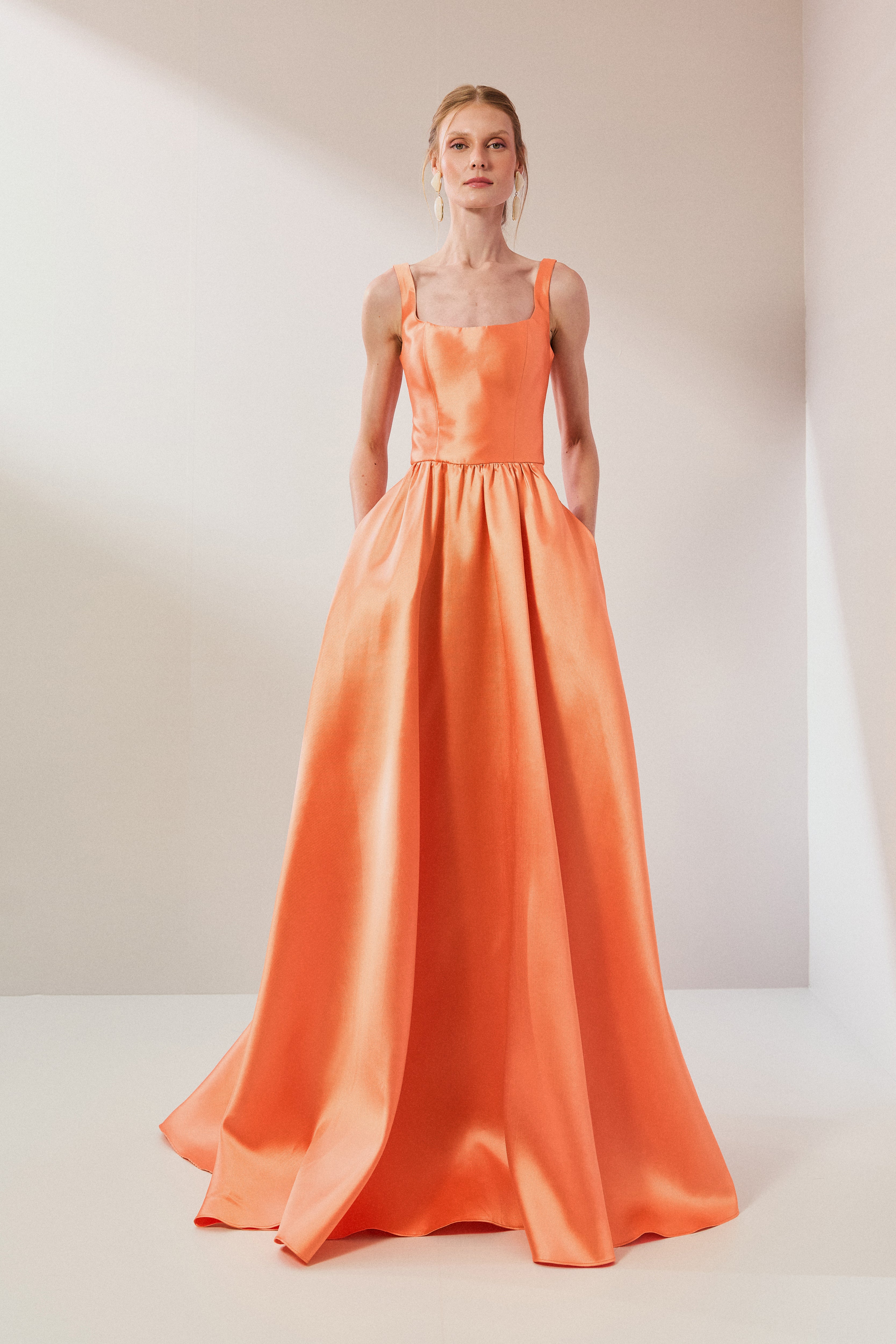 Vestido Longo em Zibeline com Decote Quadrado, Recorte nas Costas e Saia Ampla - Austria Laranja