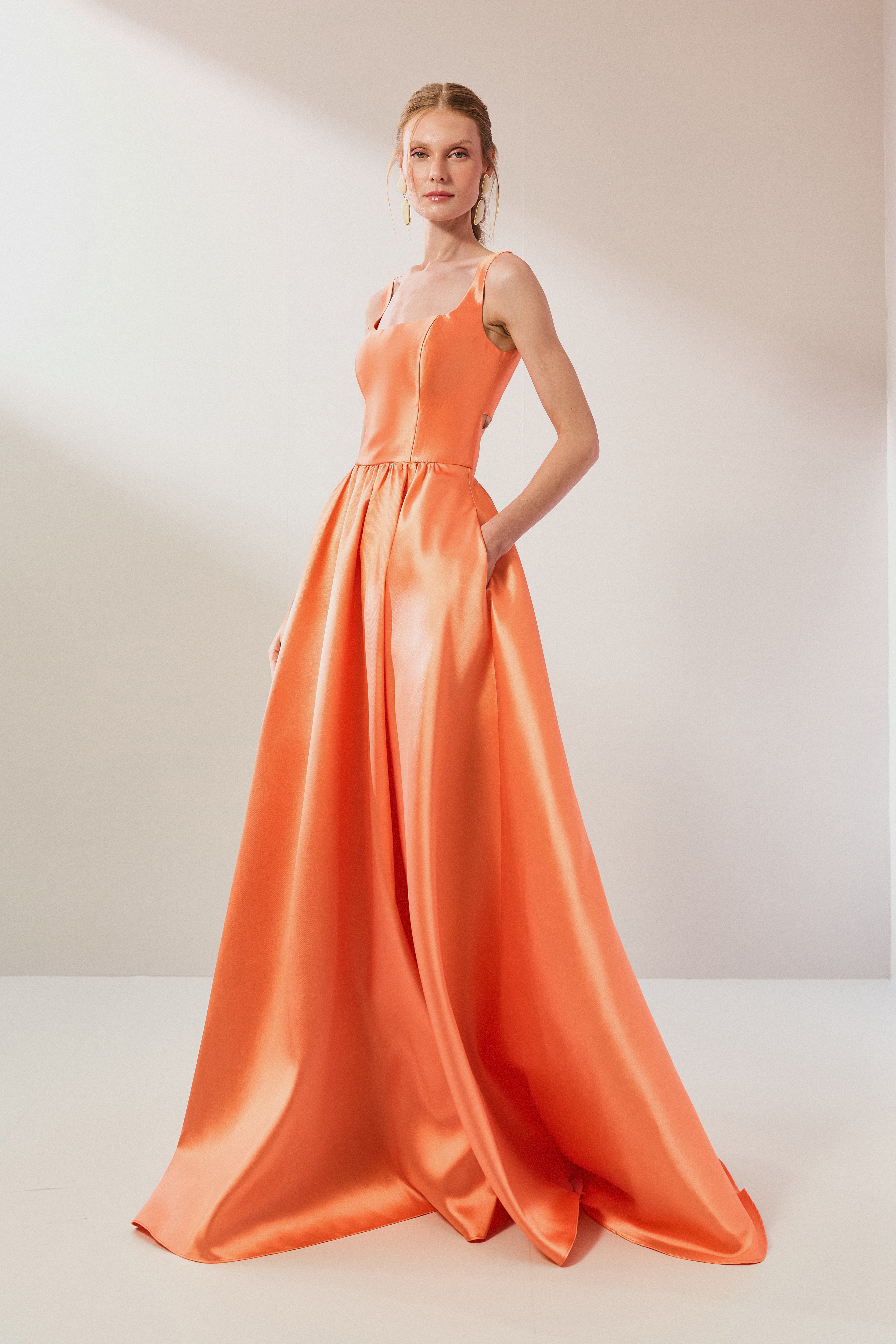 Vestido Longo em Zibeline com Decote Quadrado, Recorte nas Costas e Saia Ampla - Austria Laranja