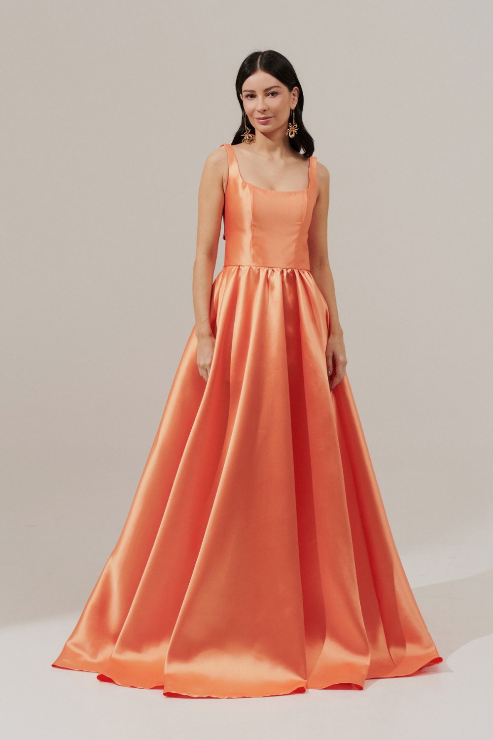 Vestido Longo com Decote Quadrado, Abertura nas Costas e Saia Franzida - Austria Laranja