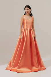 Vestido Longo com Decote Quadrado, Abertura nas Costas e Saia Franzida - Austria Laranja