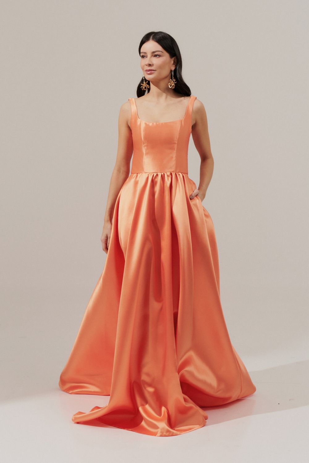 Vestido Longo com Decote Quadrado, Abertura nas Costas e Saia Franzida - Austria Laranja