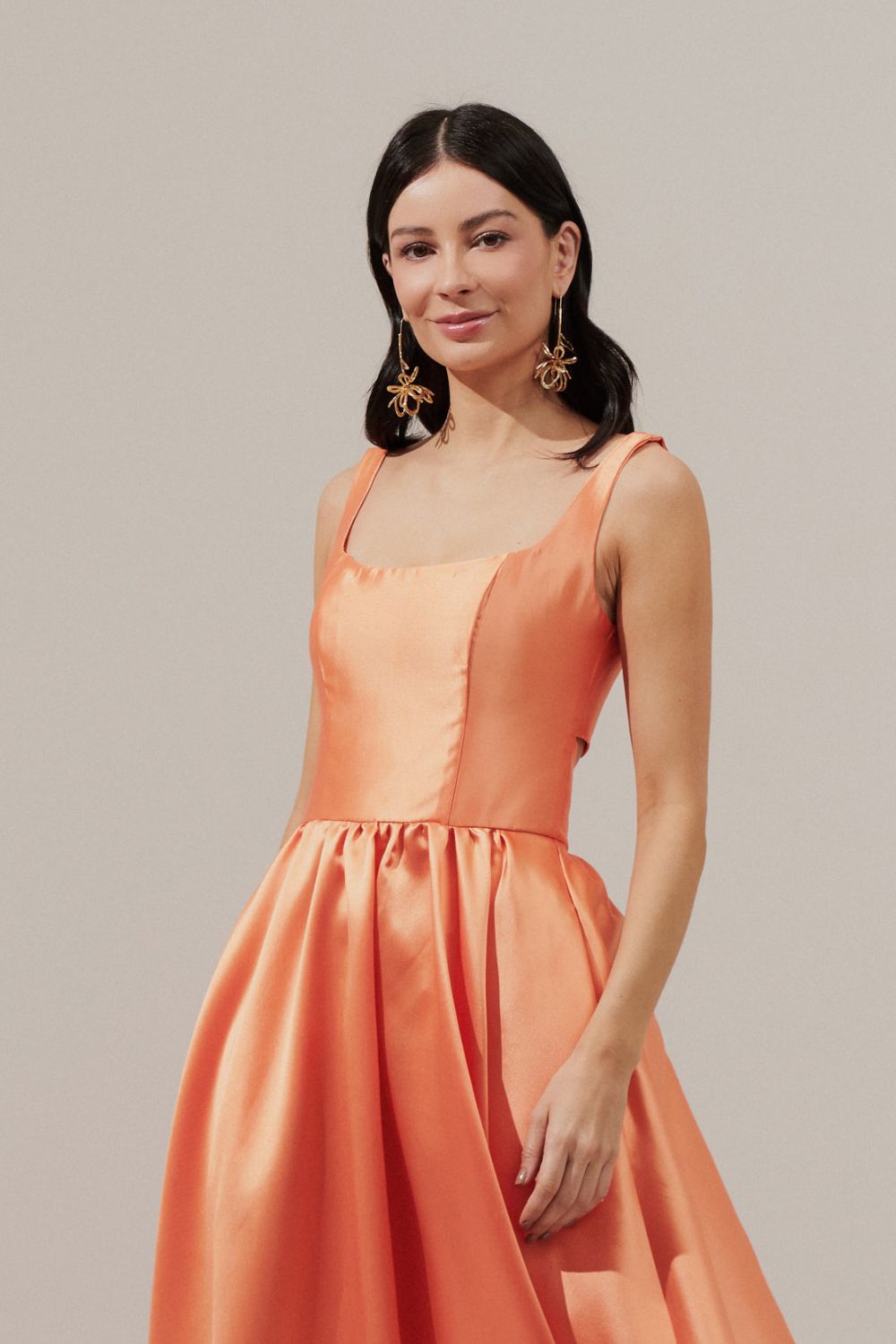 Vestido Longo com Decote Quadrado, Abertura nas Costas e Saia Franzida - Austria Laranja