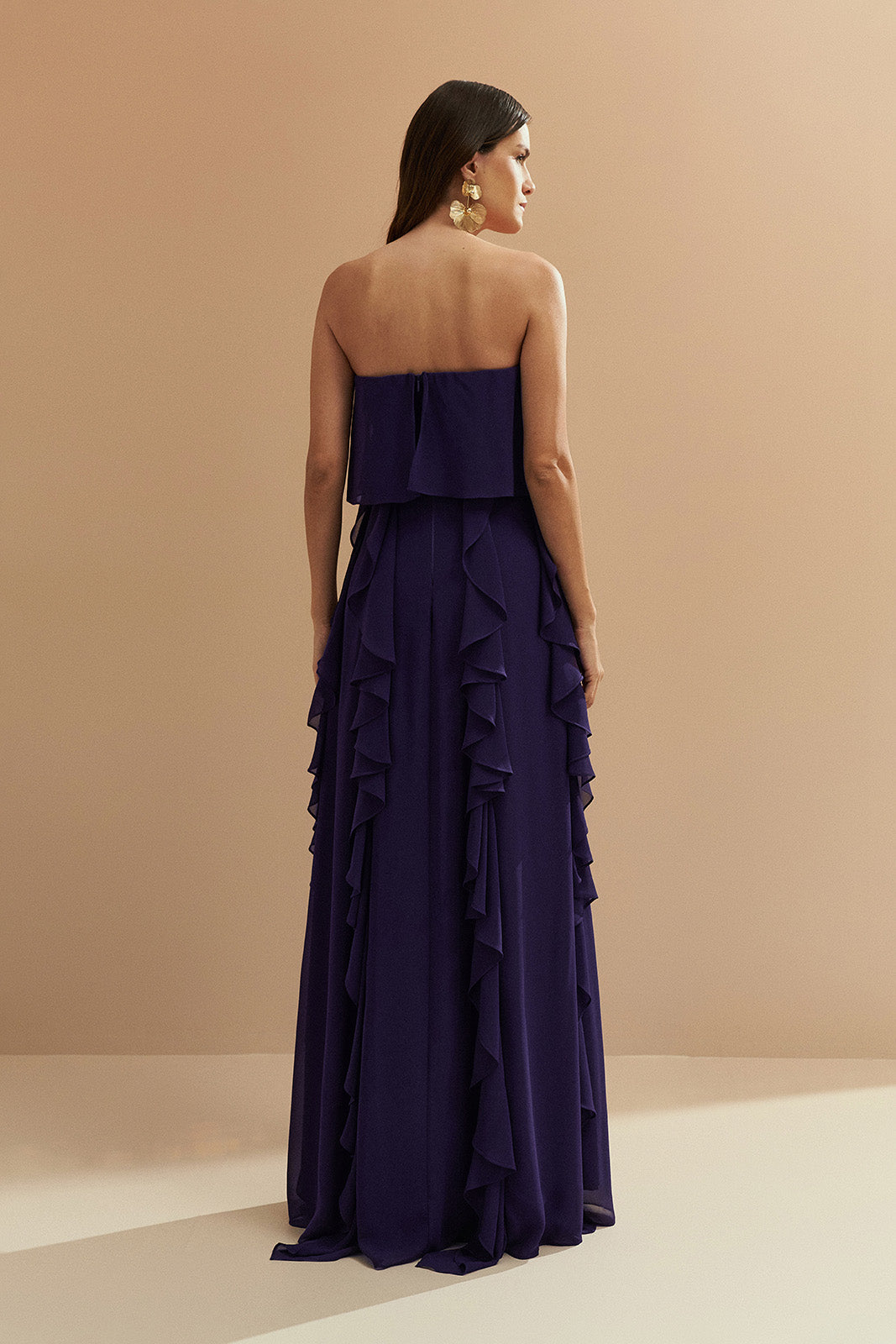 Vestido Longo com Decote Reto, Babados na Saia e Echarpe - Catalunha Roxo