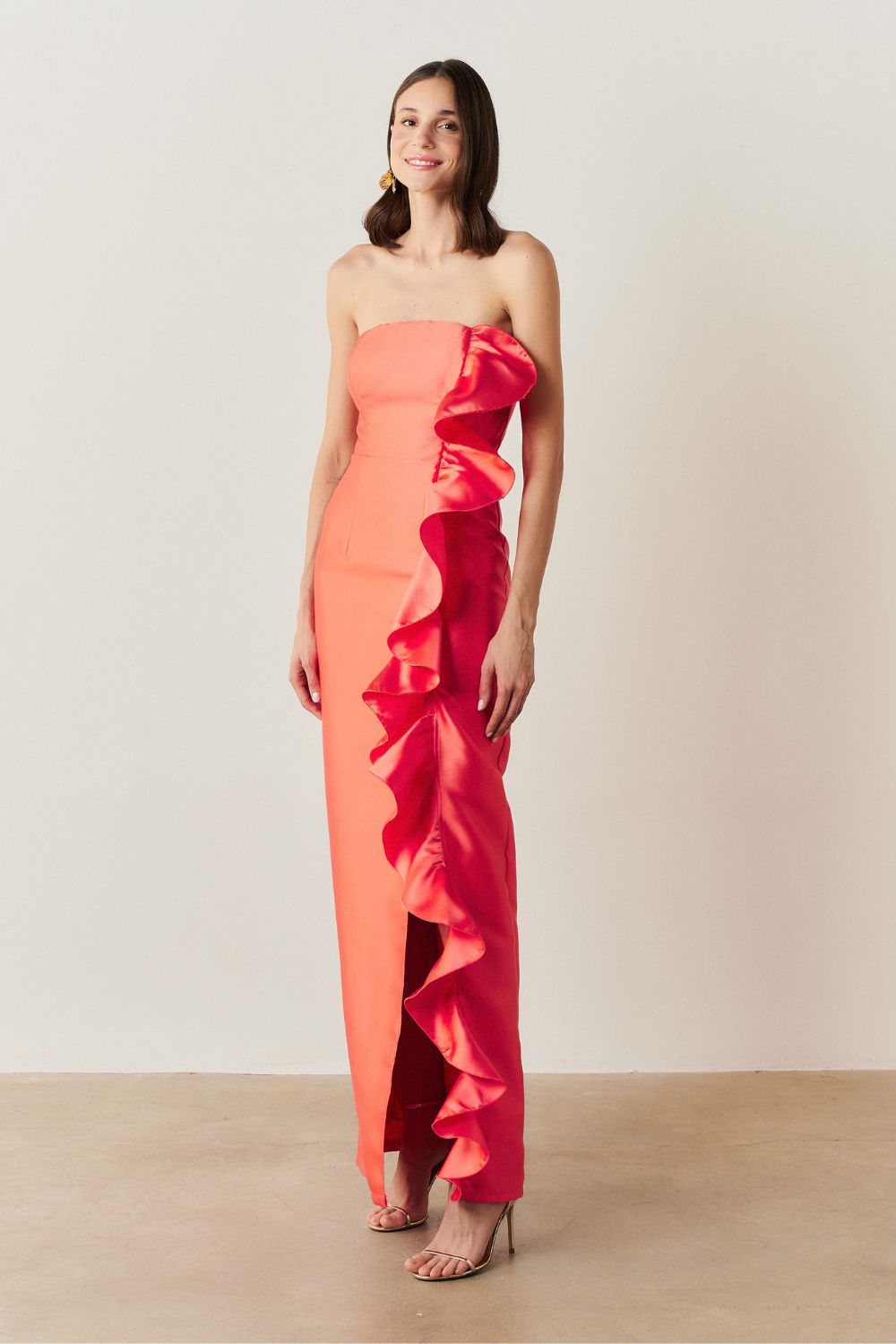 Vestido Longo com Decote Reto, Detalhe em Babado Frontal - Estocolmo Coral