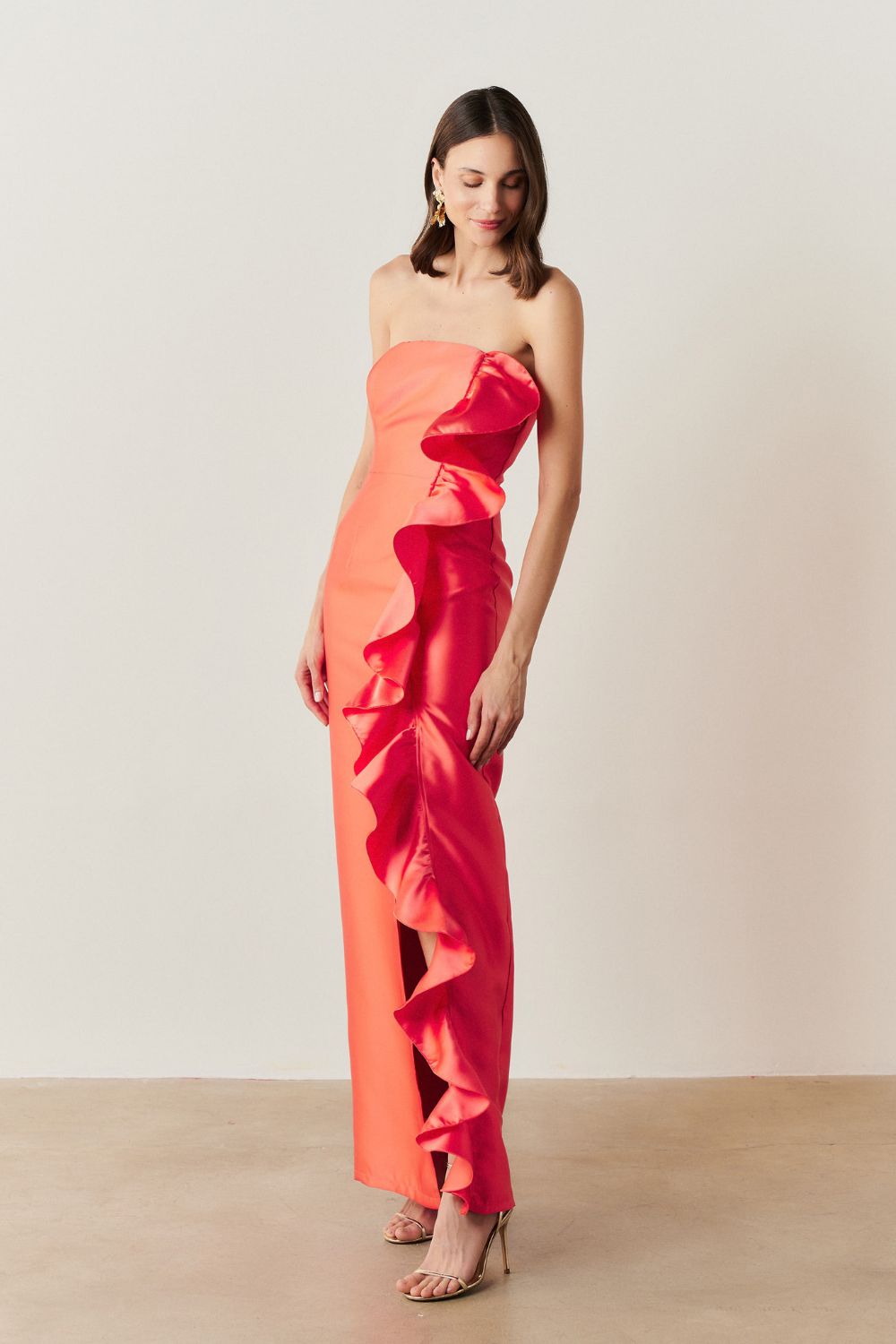 Vestido Longo com Decote Reto, Detalhe em Babado Frontal - Estocolmo Coral