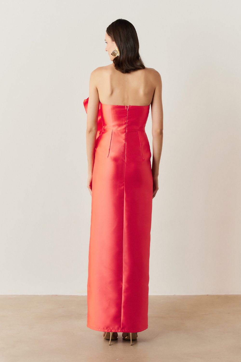 Vestido Longo com Decote Reto, Detalhe em Babado Frontal - Estocolmo Coral