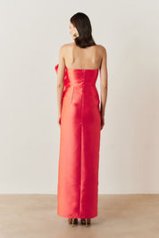 Vestido Longo com Decote Reto, Detalhe em Babado Frontal - Estocolmo Coral