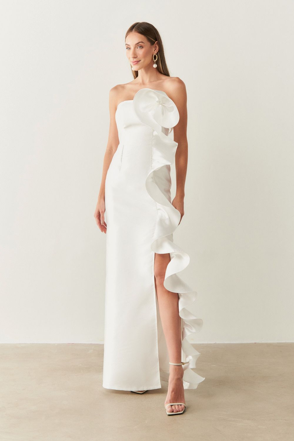 Vestido Longo com Decote Reto, Detalhe em Babado Frontal - Estocolmo Off White
