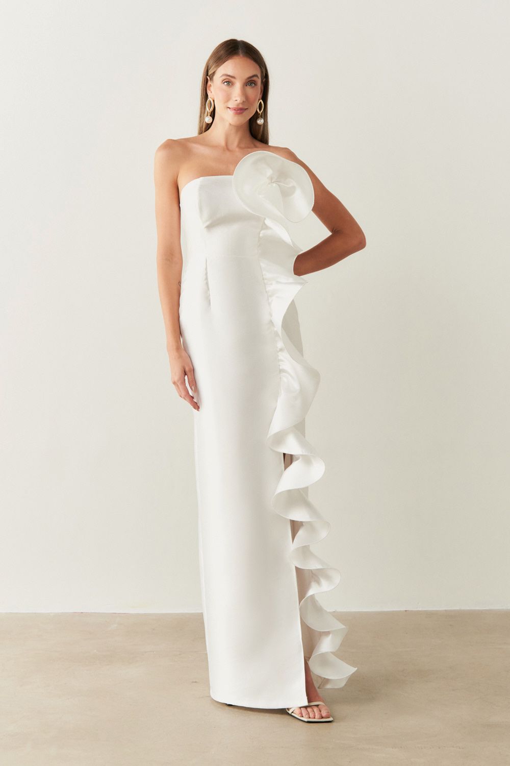 Vestido Longo com Decote Reto, Detalhe em Babado Frontal - Estocolmo Off White