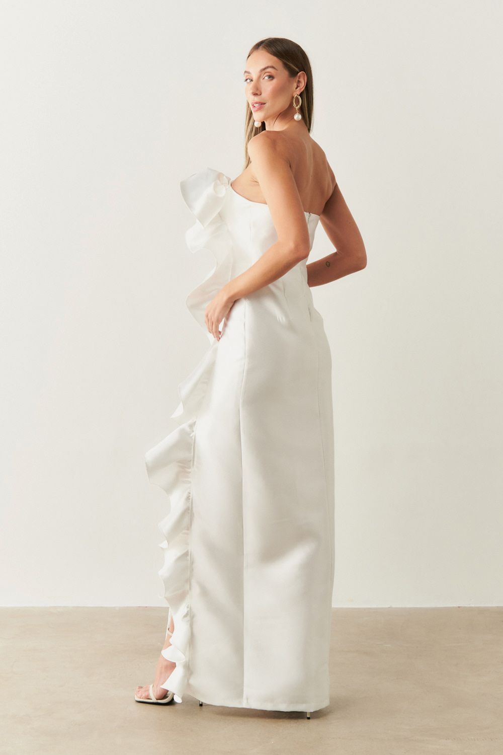 Vestido Longo com Decote Reto, Detalhe em Babado Frontal - Estocolmo Off White
