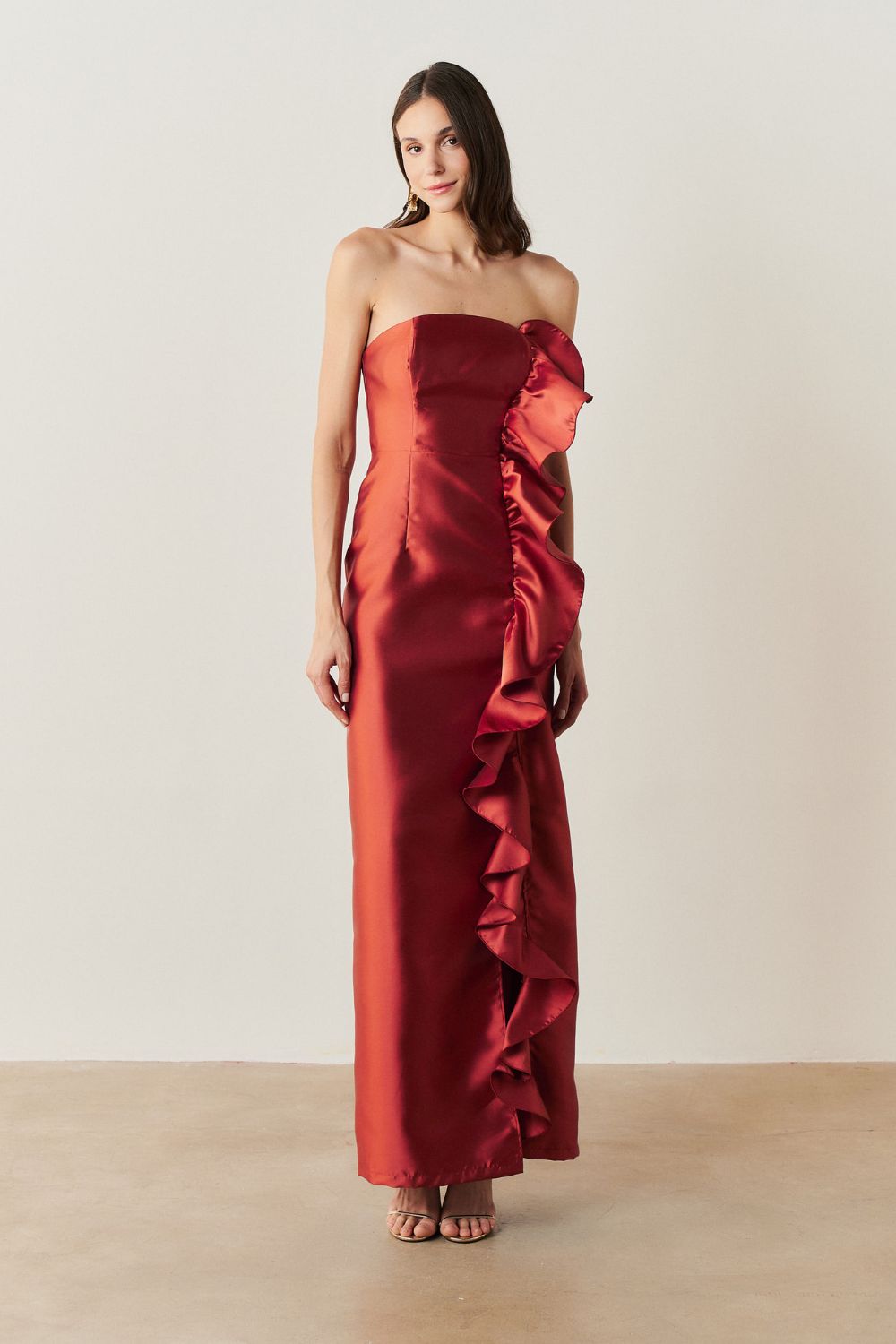 Vestido Longo com Decote Reto, Detalhe em Babado Frontal - Estocolmo Terracota